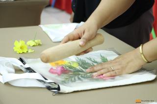 10. การอบรมเชิงปฏิบัติการ หัวข้อ ศิลปะการย้อมสีด้วยการทุบดอกไม้สด (HAPA ZOME)