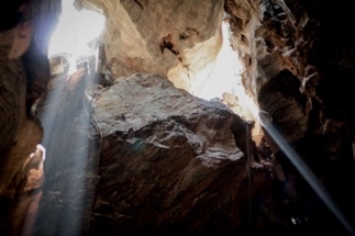 ภาพที่ 12 เป็นรูปที่แสงแดดสาดส่องเข้ามาทางช่องภายในถ้ำ.jpg