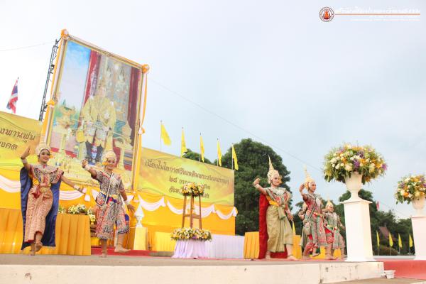 3. พิธีถวายเครื่องราชสักการะและถวายพานพุ่ม และพิธีจุดเทียนถวายพระพรชัยมงคล รัชกาลที่ ๑๐ 