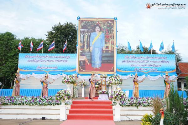 4. พิธีถวายเครื่องราชสักการะและวางพานพุ่ม และพิธีจุดเทียนถวายพระพรชัยมงคล 