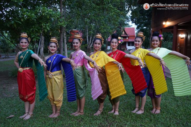 4. ร้อยใจรักถักทอใจ ร้อยสายใยสานไมตรี