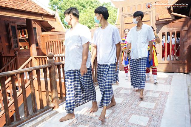 4. คณะศิลปวัฒนธรรมสัญจร โนราล่าแสงเหนือ ตอนโนราตัวอ่อน สัญจรฟ้อนรำ