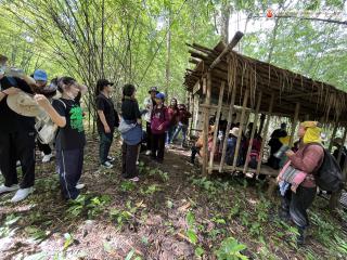10. โครงการสร้างจิตสำนึกการอนุรักษ์สิ่งแวดล้อมธรรมชาติ​ กิจกรรมเดินสำรวจพันธ์ุไม้​ ศึกษาระบบนิเวศป่าไม้และการจัดการฝายในป่าชุมชน​