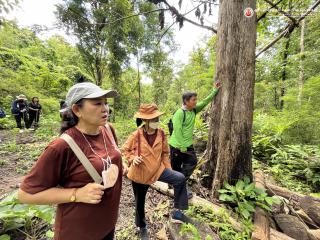 25. โครงการสร้างจิตสำนึกการอนุรักษ์สิ่งแวดล้อมธรรมชาติ​ กิจกรรมเดินสำรวจพันธ์ุไม้​ ศึกษาระบบนิเวศป่าไม้และการจัดการฝายในป่าชุมชน​