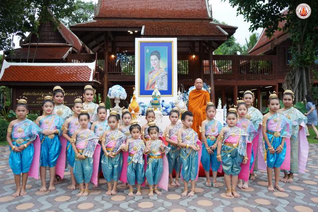 1. พิธีบำเพ็ญกุศลทำบุญใส่บาตรเพื่อขอพระราชทานถวายเป็นพระราชกุศลพระพรชัยมงคล