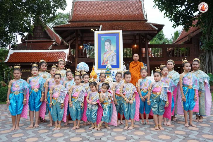 2. พิธีบำเพ็ญกุศลทำบุญใส่บาตรเพื่อขอพระราชทานถวายเป็นพระราชกุศลพระพรชัยมงคล