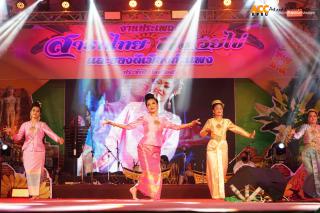 137. การแสดงเวทีกลางงานประเพณี "สารทไทย-กล้วยไข่ และของดีเมืองกำแพง" ประจำปี ๒๕๖๕ (วันที่ ๑ ตุลาคม)