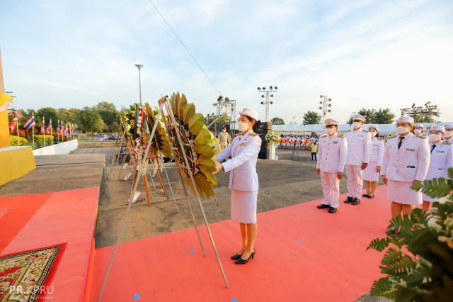 4. พิธีวางพวงมาลาเพื่อน้อมรำลึกในพระมหากรุณาธิคุณ เนื่องในวันคล้ายวันสวรรคต