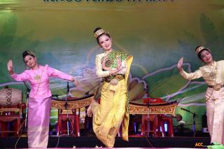 262. การแสดงเวทีกลาง งานประเพณี "สารทไทย-กล้วยไข่ และของดีเมืองกำแพง" ประจำปี ๒๕๖๗ (วันที่ ๕ ตุลาคม ๒๕๖๗)