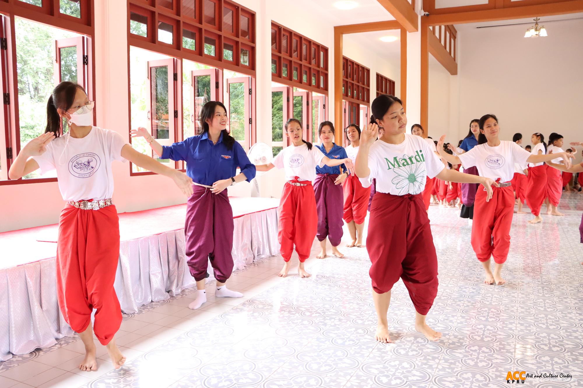 100. การอบรมเชิงปฏิบัติการเรียนรู้ศิลปะวัฒนธรรมการรำไทยและการเรียนรู้วัฒนธรรมอาหารไทย