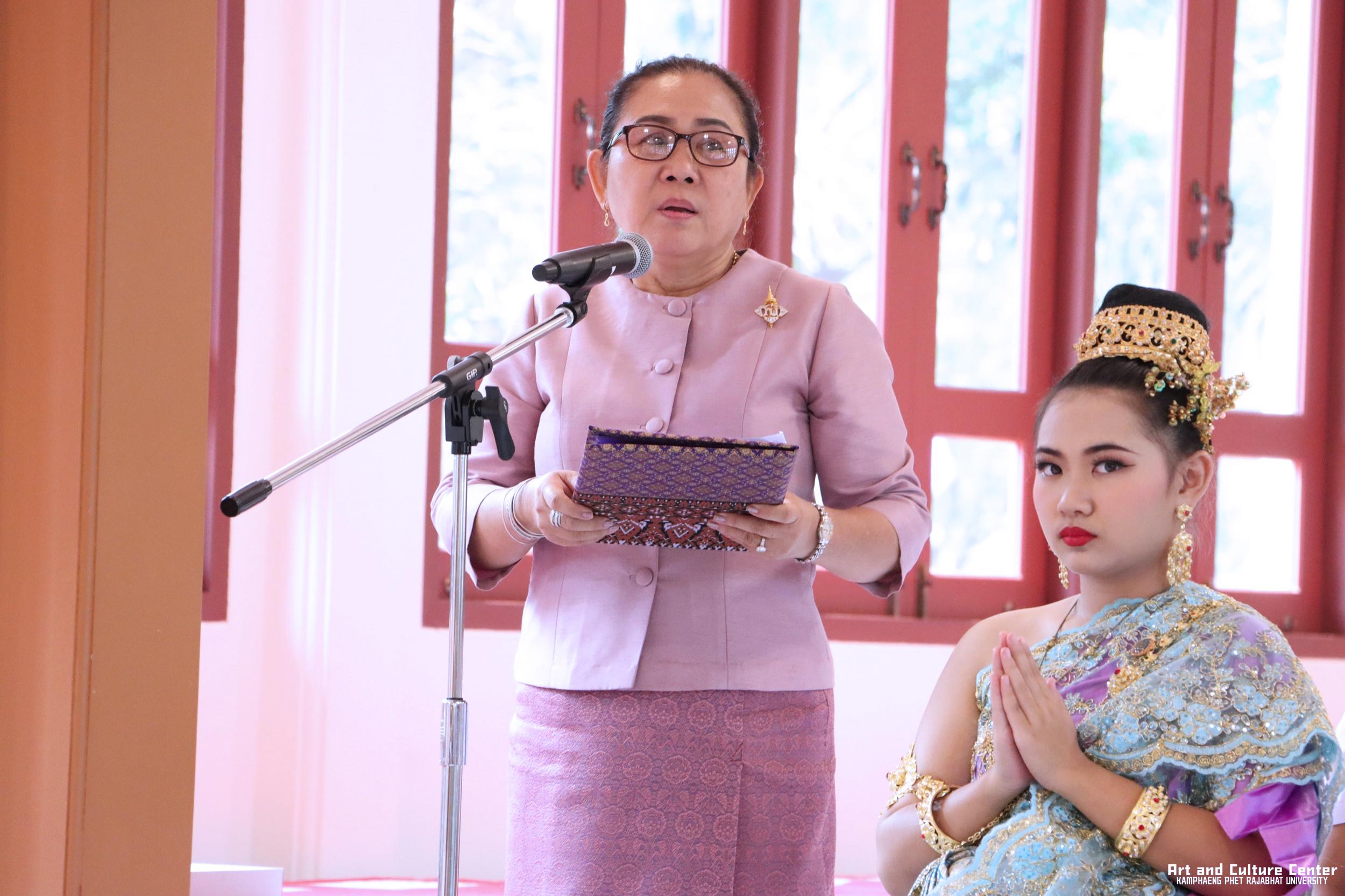 1. พิธีมอบเกียรติบัตรให้กับนักเรียนชุมนุมนาฏศิลป์ศูนย์จริยศึกษา สธ กำแพงเพชร รุ่นที่ ๒๔