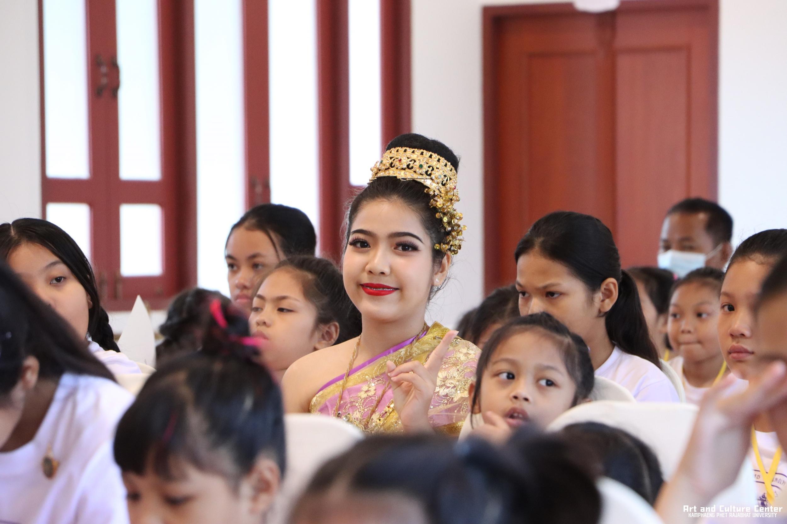 113. พิธีมอบเกียรติบัตรให้กับนักเรียนชุมนุมนาฏศิลป์ศูนย์จริยศึกษา สธ กำแพงเพชร รุ่นที่ ๒๔