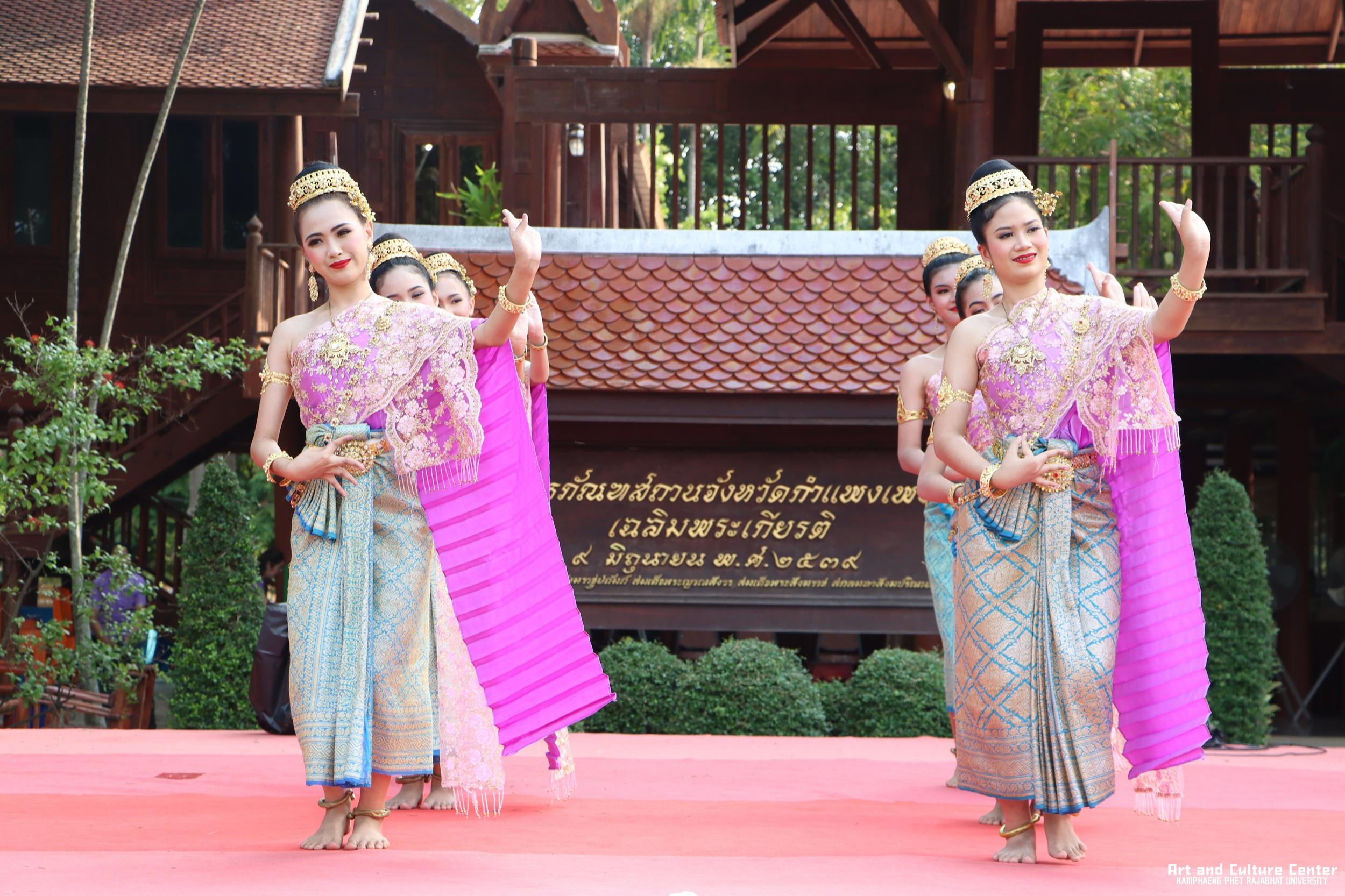 60. พิธีบำเพ็ญกุศลทำบุญใส่บาตร "วันอนุรักษ์มรดกไทย" เพื่อถวายเป็นพระราชกุศล และพิธีถวายพระพรชัยมงคล แด่สมเด็จพระกนิษฐาธิราชเจ้ากรมสมเด็จพระเทพรัตนราชสุดา ฯ สยามบรมราชกุมารี