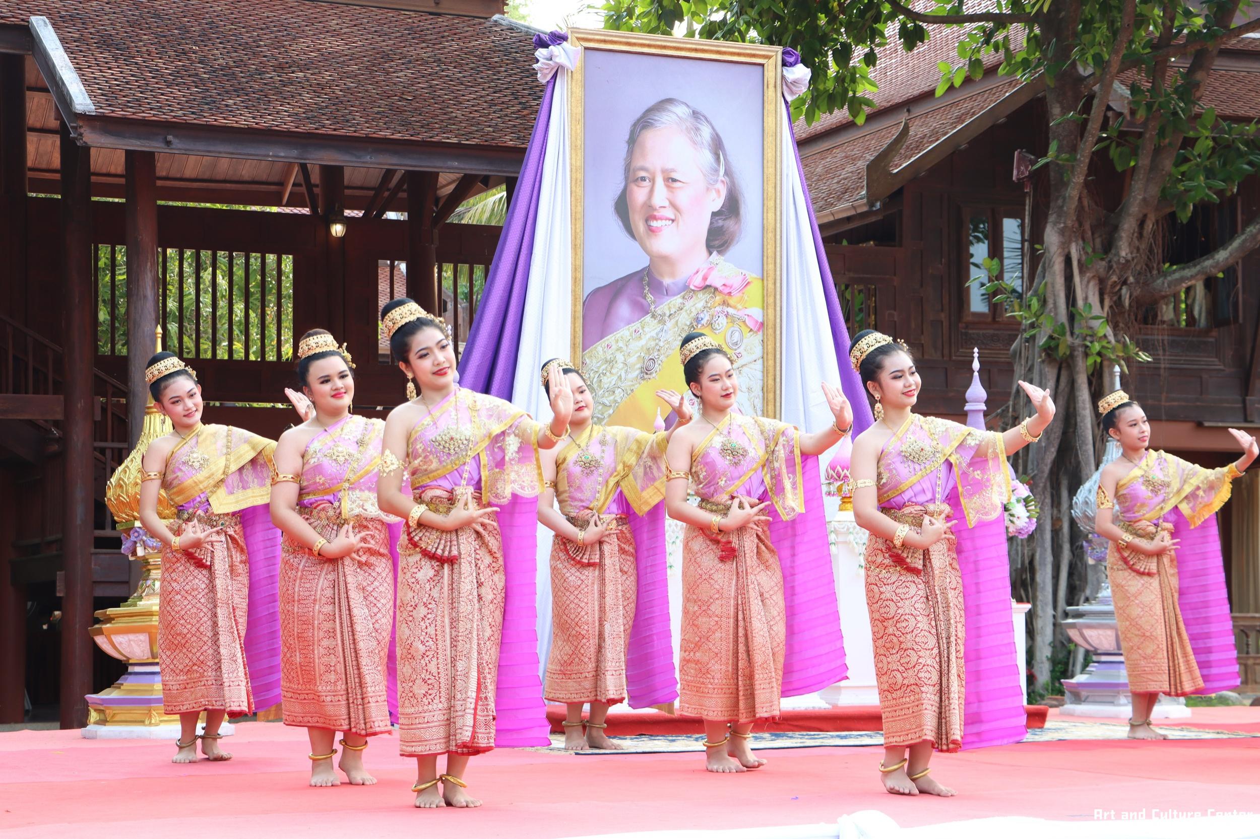 61. พิธีบำเพ็ญกุศลทำบุญใส่บาตร "วันอนุรักษ์มรดกไทย" เพื่อถวายเป็นพระราชกุศล และพิธีถวายพระพรชัยมงคล แด่สมเด็จพระกนิษฐาธิราชเจ้ากรมสมเด็จพระเทพรัตนราชสุดา ฯ สยามบรมราชกุมารี