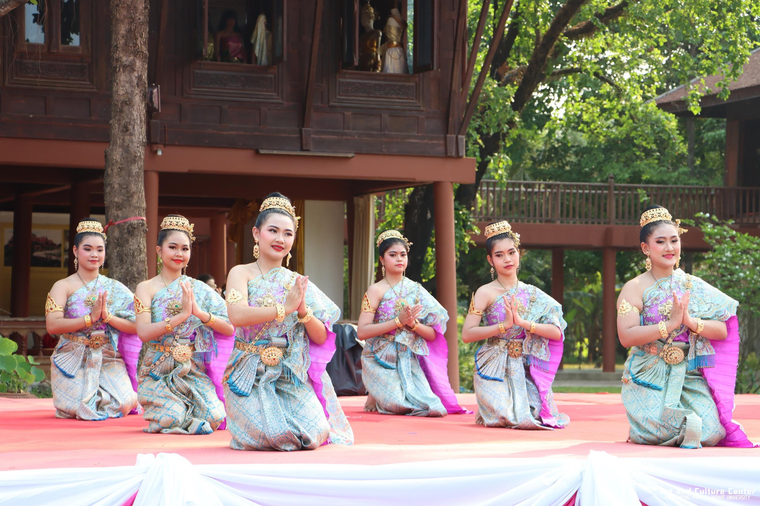 63. พิธีบำเพ็ญกุศลทำบุญใส่บาตร "วันอนุรักษ์มรดกไทย" เพื่อถวายเป็นพระราชกุศล และพิธีถวายพระพรชัยมงคล แด่สมเด็จพระกนิษฐาธิราชเจ้ากรมสมเด็จพระเทพรัตนราชสุดา ฯ สยามบรมราชกุมารี