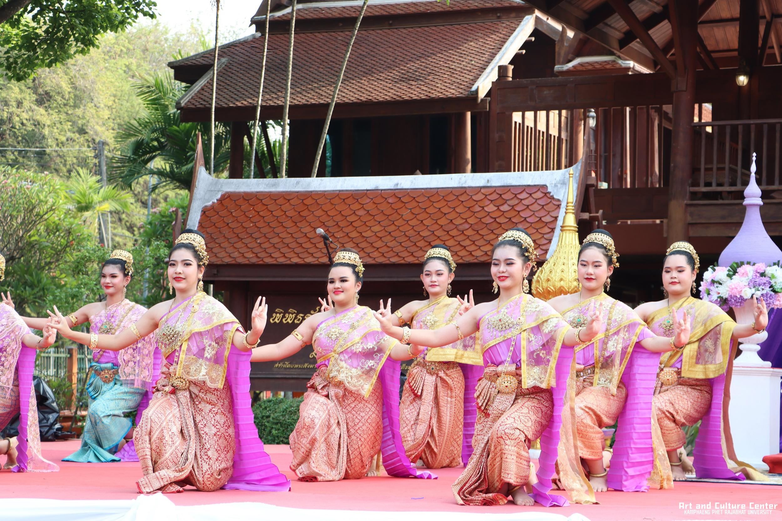 64. พิธีบำเพ็ญกุศลทำบุญใส่บาตร "วันอนุรักษ์มรดกไทย" เพื่อถวายเป็นพระราชกุศล และพิธีถวายพระพรชัยมงคล แด่สมเด็จพระกนิษฐาธิราชเจ้ากรมสมเด็จพระเทพรัตนราชสุดา ฯ สยามบรมราชกุมารี