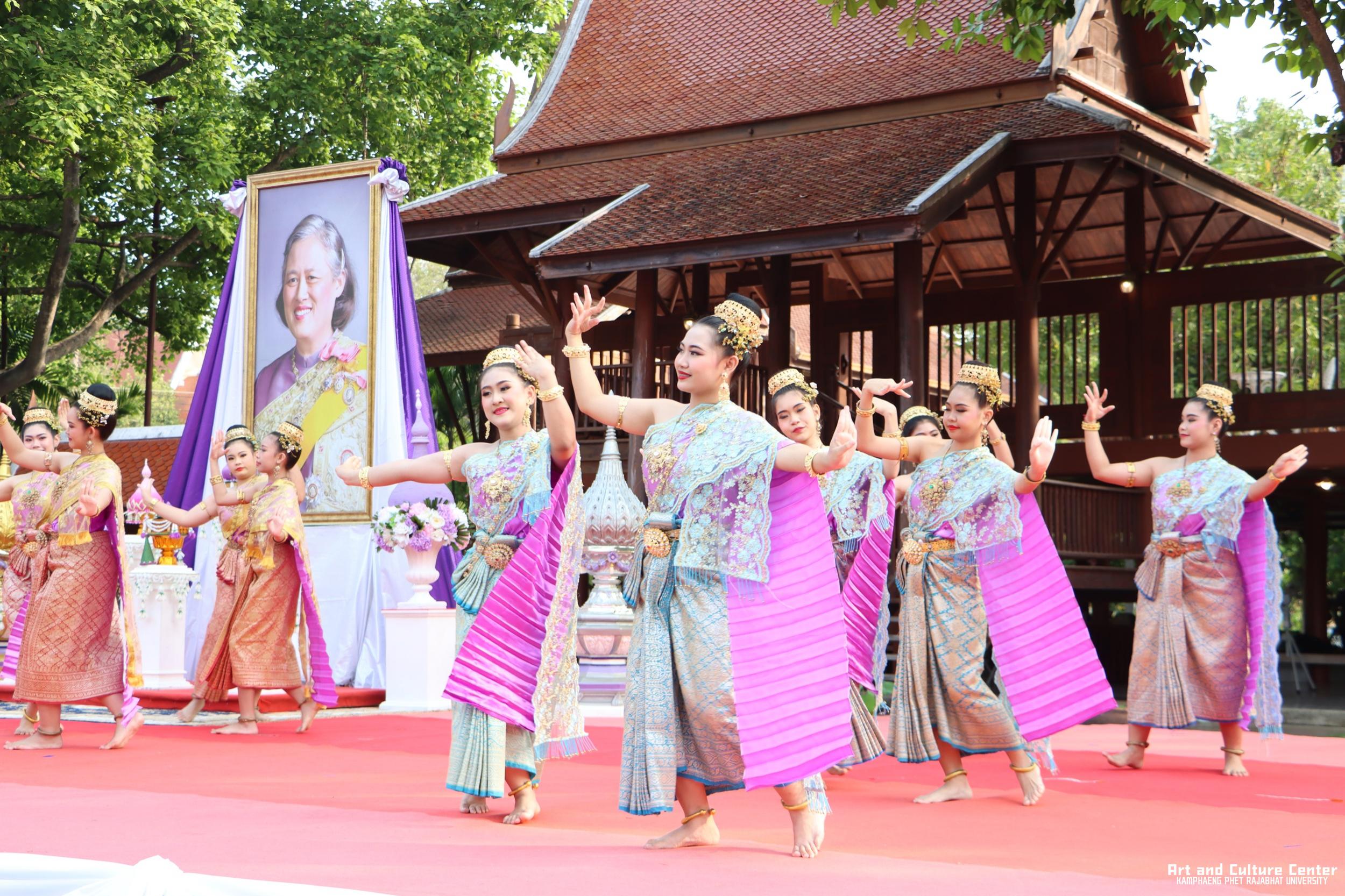 67. พิธีบำเพ็ญกุศลทำบุญใส่บาตร "วันอนุรักษ์มรดกไทย" เพื่อถวายเป็นพระราชกุศล และพิธีถวายพระพรชัยมงคล แด่สมเด็จพระกนิษฐาธิราชเจ้ากรมสมเด็จพระเทพรัตนราชสุดา ฯ สยามบรมราชกุมารี