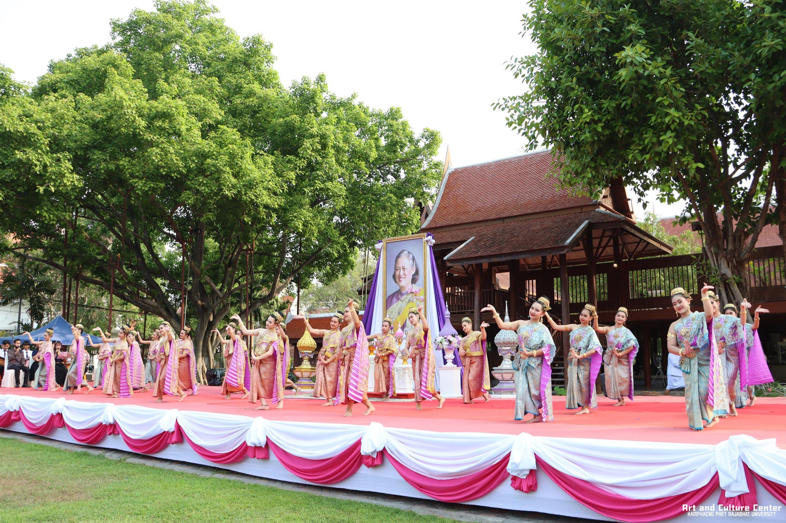 68. พิธีบำเพ็ญกุศลทำบุญใส่บาตร "วันอนุรักษ์มรดกไทย" เพื่อถวายเป็นพระราชกุศล และพิธีถวายพระพรชัยมงคล แด่สมเด็จพระกนิษฐาธิราชเจ้ากรมสมเด็จพระเทพรัตนราชสุดา ฯ สยามบรมราชกุมารี