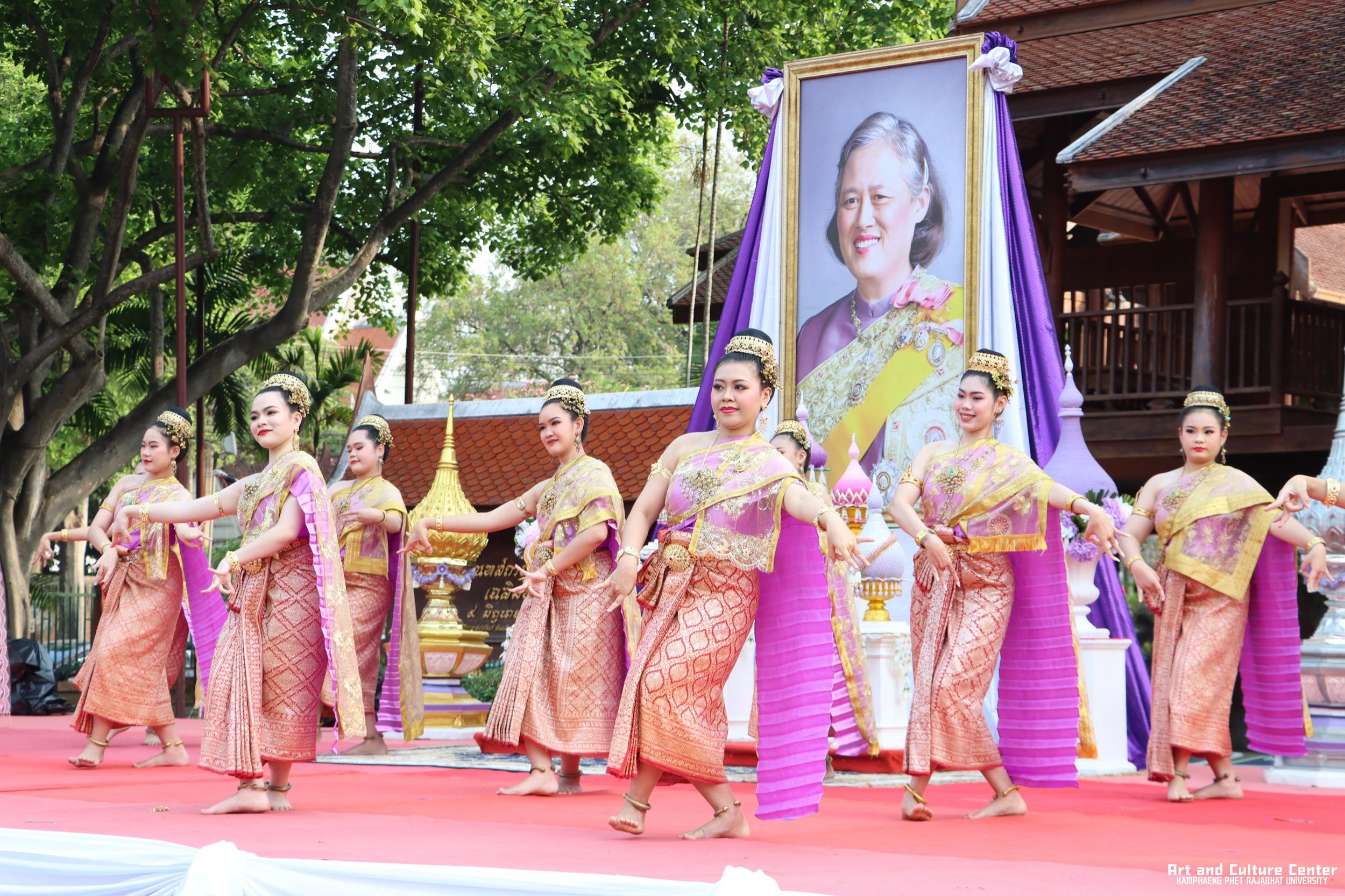 69. พิธีบำเพ็ญกุศลทำบุญใส่บาตร "วันอนุรักษ์มรดกไทย" เพื่อถวายเป็นพระราชกุศล และพิธีถวายพระพรชัยมงคล แด่สมเด็จพระกนิษฐาธิราชเจ้ากรมสมเด็จพระเทพรัตนราชสุดา ฯ สยามบรมราชกุมารี