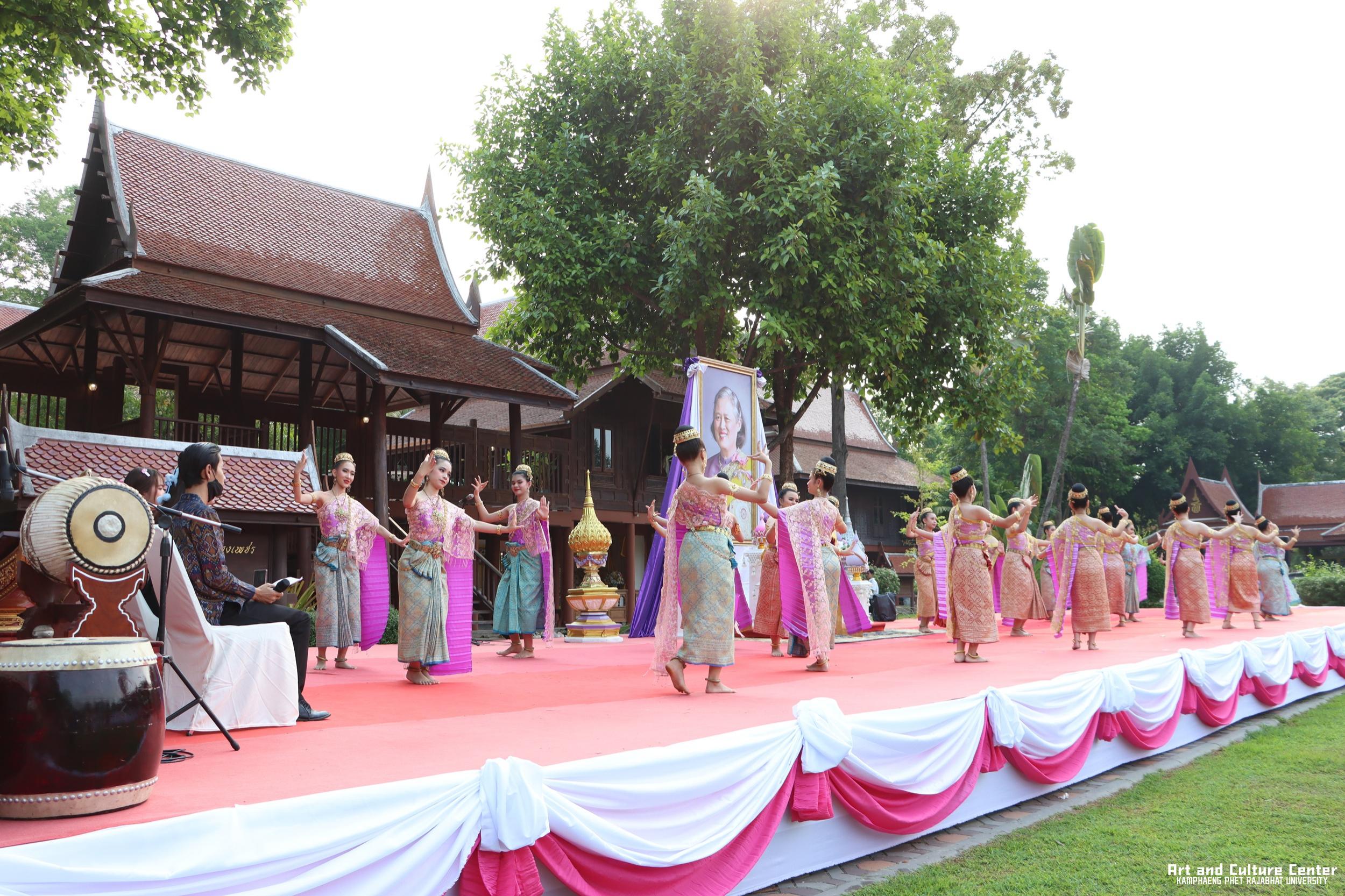 74. พิธีบำเพ็ญกุศลทำบุญใส่บาตร "วันอนุรักษ์มรดกไทย" เพื่อถวายเป็นพระราชกุศล และพิธีถวายพระพรชัยมงคล แด่สมเด็จพระกนิษฐาธิราชเจ้ากรมสมเด็จพระเทพรัตนราชสุดา ฯ สยามบรมราชกุมารี