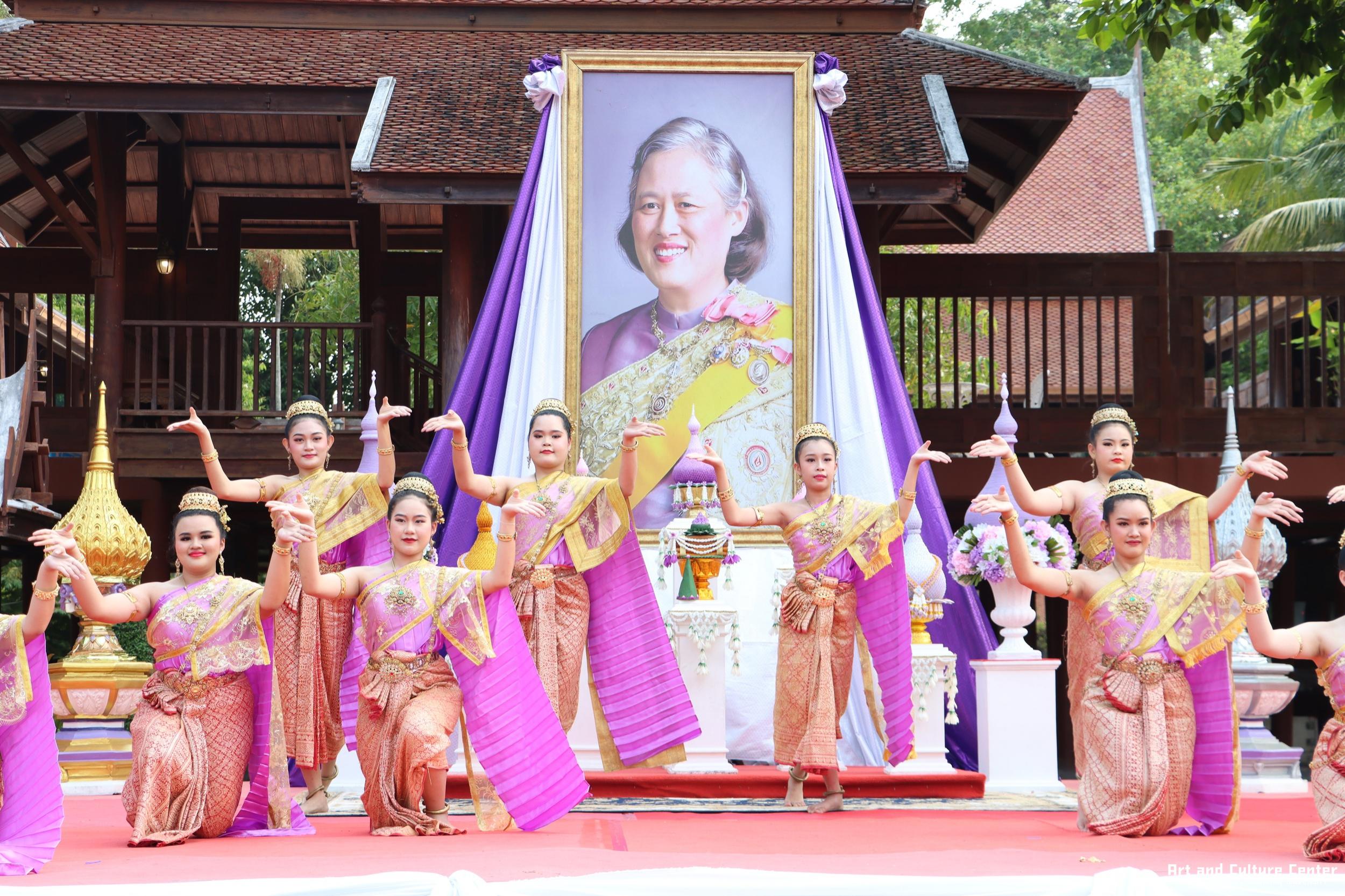 81. พิธีบำเพ็ญกุศลทำบุญใส่บาตร "วันอนุรักษ์มรดกไทย" เพื่อถวายเป็นพระราชกุศล และพิธีถวายพระพรชัยมงคล แด่สมเด็จพระกนิษฐาธิราชเจ้ากรมสมเด็จพระเทพรัตนราชสุดา ฯ สยามบรมราชกุมารี