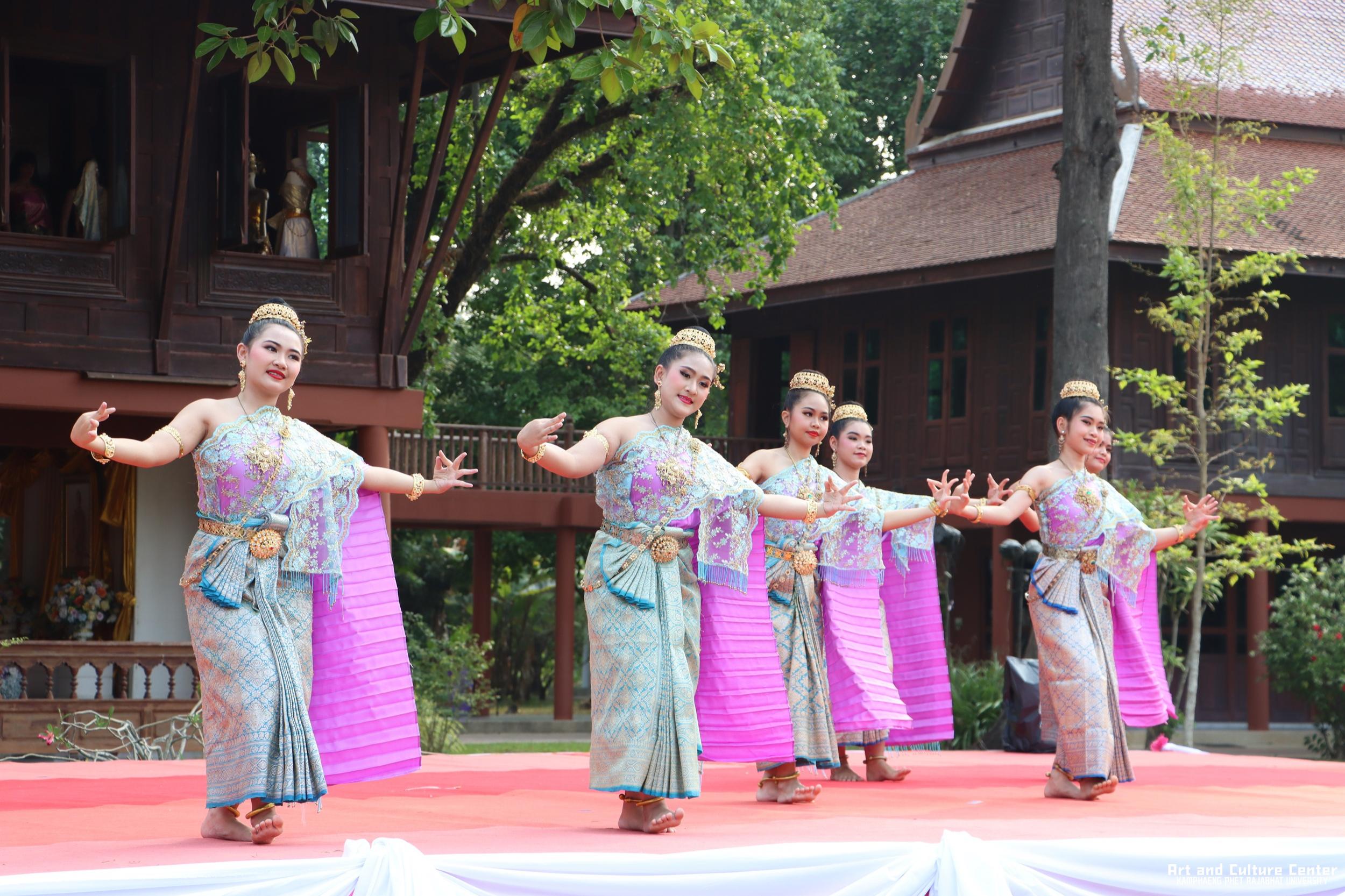 83. พิธีบำเพ็ญกุศลทำบุญใส่บาตร "วันอนุรักษ์มรดกไทย" เพื่อถวายเป็นพระราชกุศล และพิธีถวายพระพรชัยมงคล แด่สมเด็จพระกนิษฐาธิราชเจ้ากรมสมเด็จพระเทพรัตนราชสุดา ฯ สยามบรมราชกุมารี