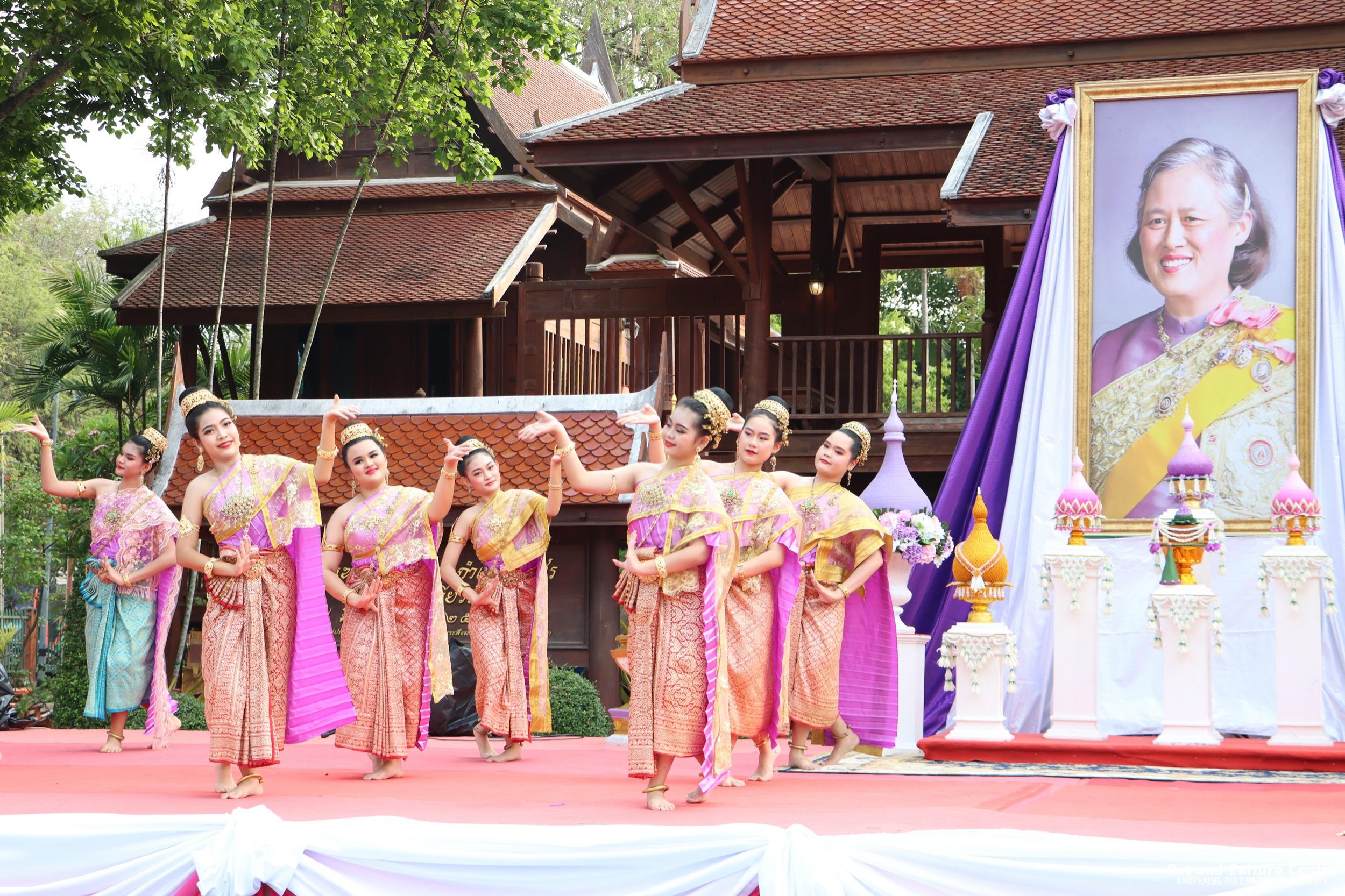 85. พิธีบำเพ็ญกุศลทำบุญใส่บาตร "วันอนุรักษ์มรดกไทย" เพื่อถวายเป็นพระราชกุศล และพิธีถวายพระพรชัยมงคล แด่สมเด็จพระกนิษฐาธิราชเจ้ากรมสมเด็จพระเทพรัตนราชสุดา ฯ สยามบรมราชกุมารี