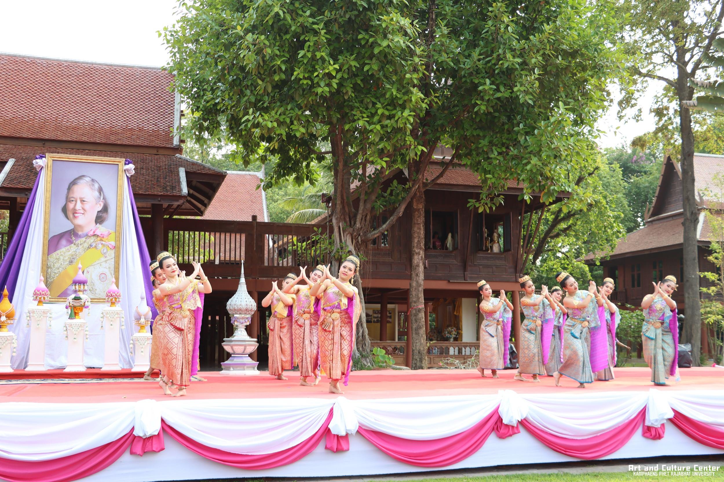 86. พิธีบำเพ็ญกุศลทำบุญใส่บาตร "วันอนุรักษ์มรดกไทย" เพื่อถวายเป็นพระราชกุศล และพิธีถวายพระพรชัยมงคล แด่สมเด็จพระกนิษฐาธิราชเจ้ากรมสมเด็จพระเทพรัตนราชสุดา ฯ สยามบรมราชกุมารี