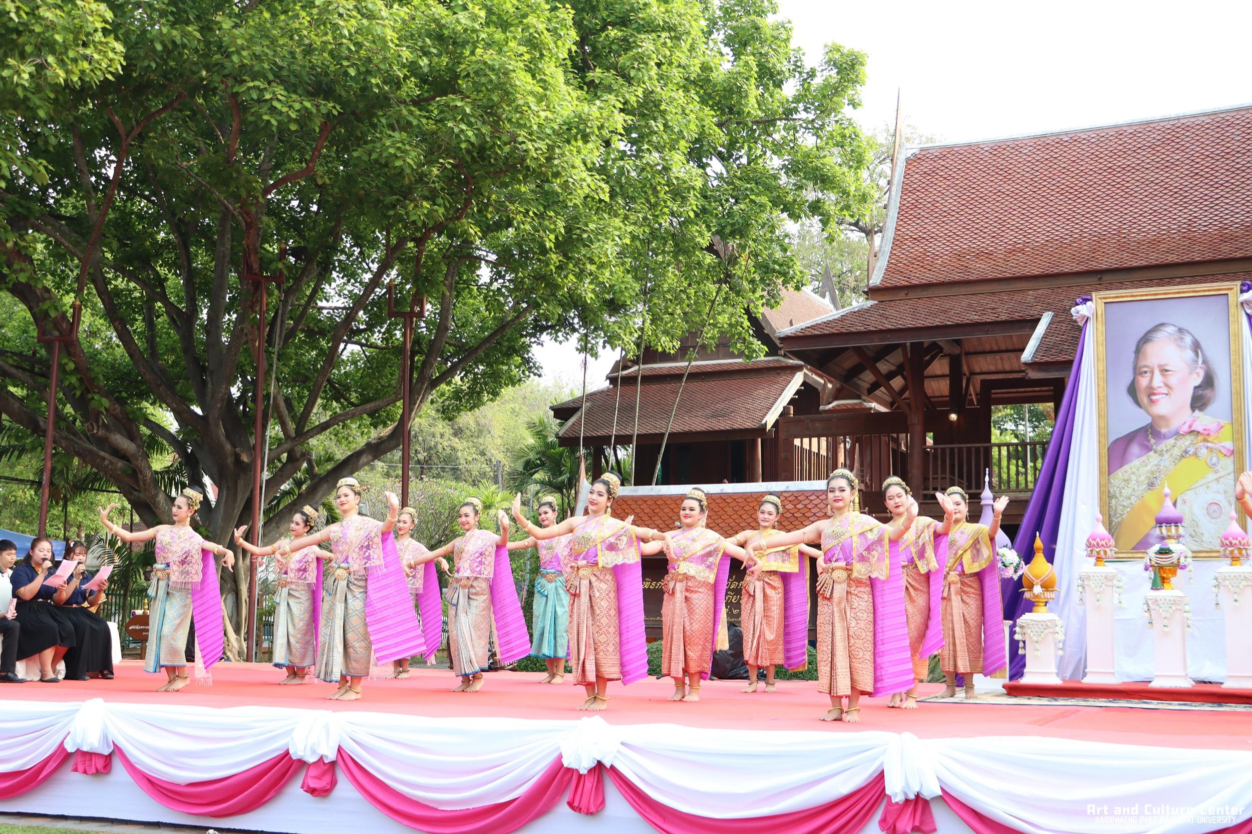 87. พิธีบำเพ็ญกุศลทำบุญใส่บาตร "วันอนุรักษ์มรดกไทย" เพื่อถวายเป็นพระราชกุศล และพิธีถวายพระพรชัยมงคล แด่สมเด็จพระกนิษฐาธิราชเจ้ากรมสมเด็จพระเทพรัตนราชสุดา ฯ สยามบรมราชกุมารี