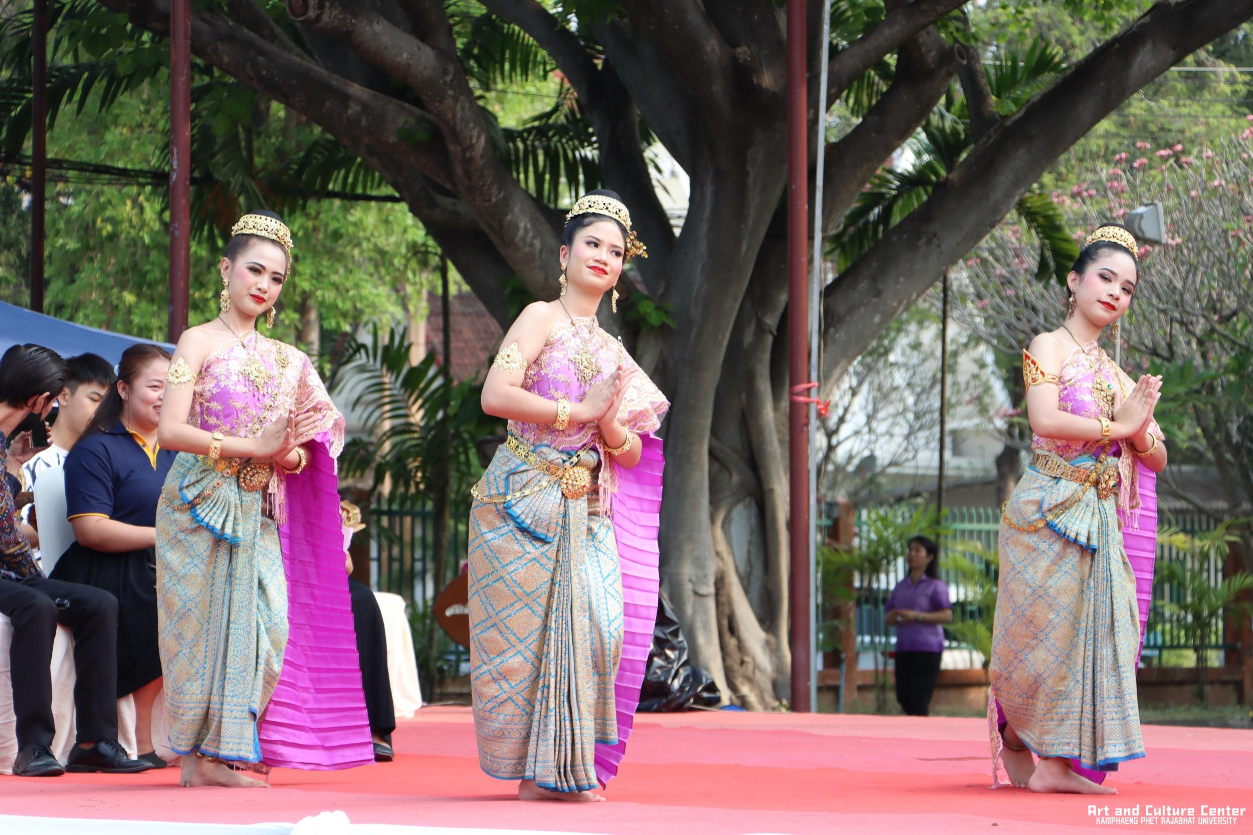 89. พิธีบำเพ็ญกุศลทำบุญใส่บาตร "วันอนุรักษ์มรดกไทย" เพื่อถวายเป็นพระราชกุศล และพิธีถวายพระพรชัยมงคล แด่สมเด็จพระกนิษฐาธิราชเจ้ากรมสมเด็จพระเทพรัตนราชสุดา ฯ สยามบรมราชกุมารี