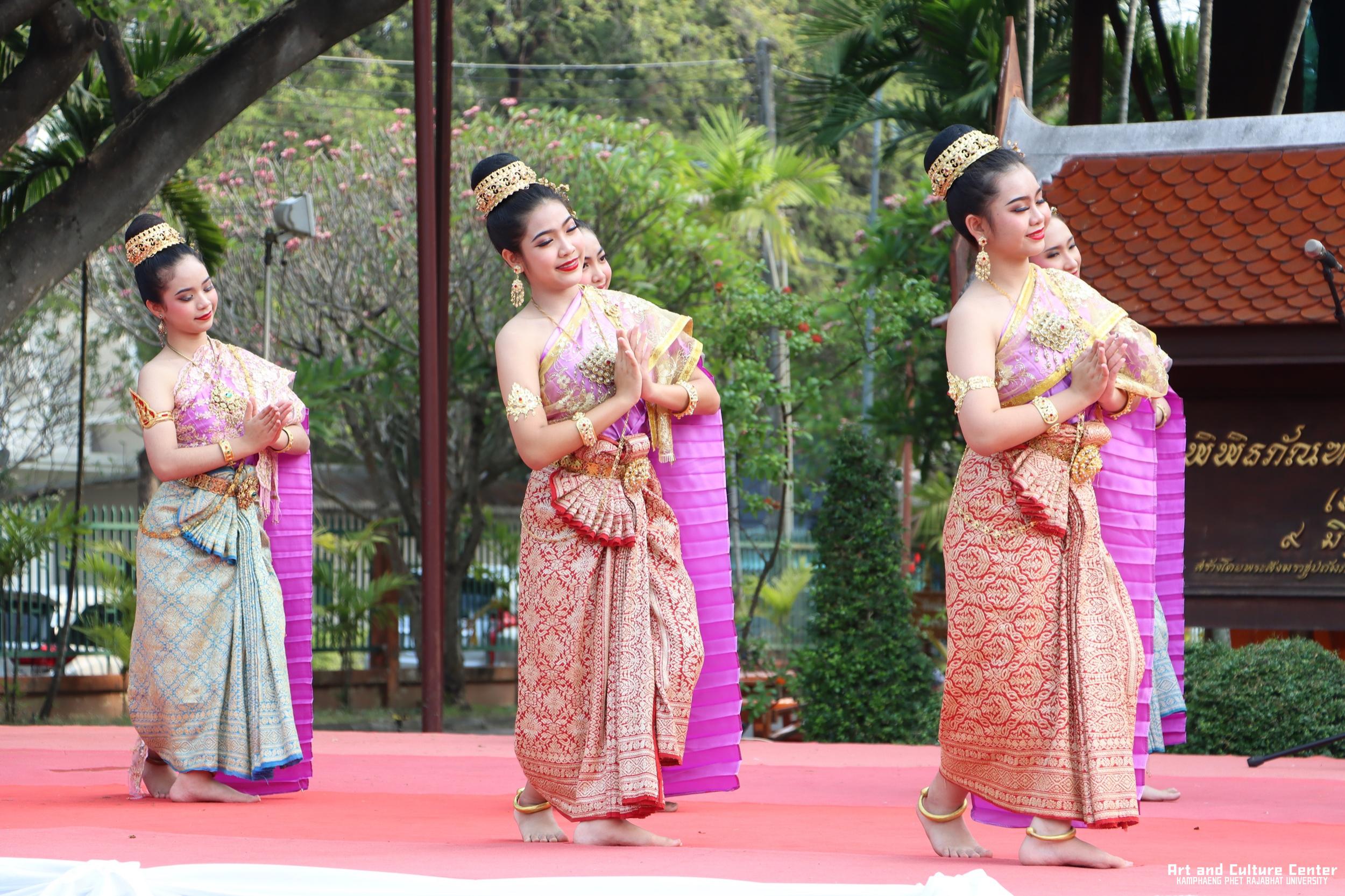 90. พิธีบำเพ็ญกุศลทำบุญใส่บาตร "วันอนุรักษ์มรดกไทย" เพื่อถวายเป็นพระราชกุศล และพิธีถวายพระพรชัยมงคล แด่สมเด็จพระกนิษฐาธิราชเจ้ากรมสมเด็จพระเทพรัตนราชสุดา ฯ สยามบรมราชกุมารี