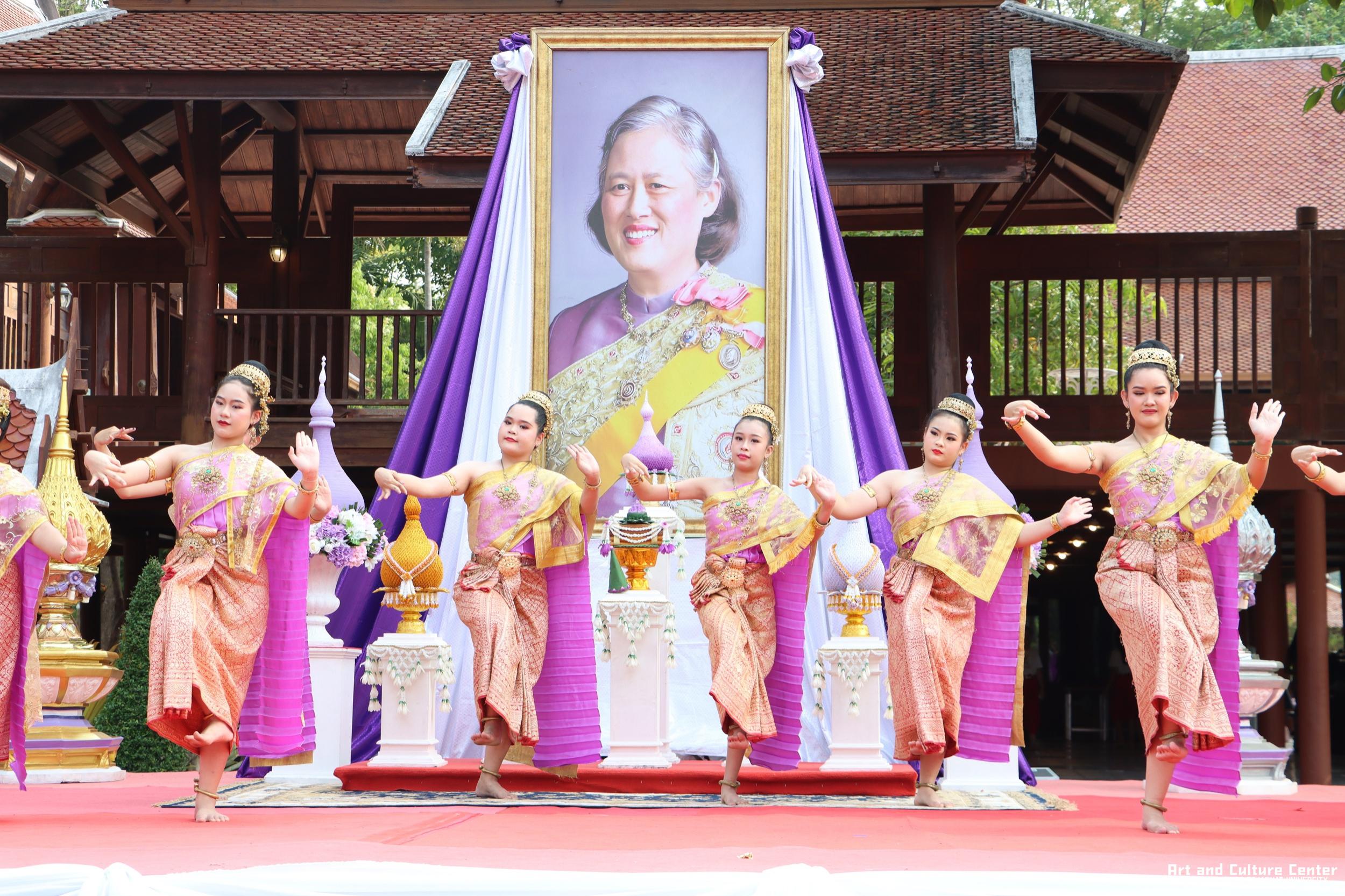 92. พิธีบำเพ็ญกุศลทำบุญใส่บาตร "วันอนุรักษ์มรดกไทย" เพื่อถวายเป็นพระราชกุศล และพิธีถวายพระพรชัยมงคล แด่สมเด็จพระกนิษฐาธิราชเจ้ากรมสมเด็จพระเทพรัตนราชสุดา ฯ สยามบรมราชกุมารี