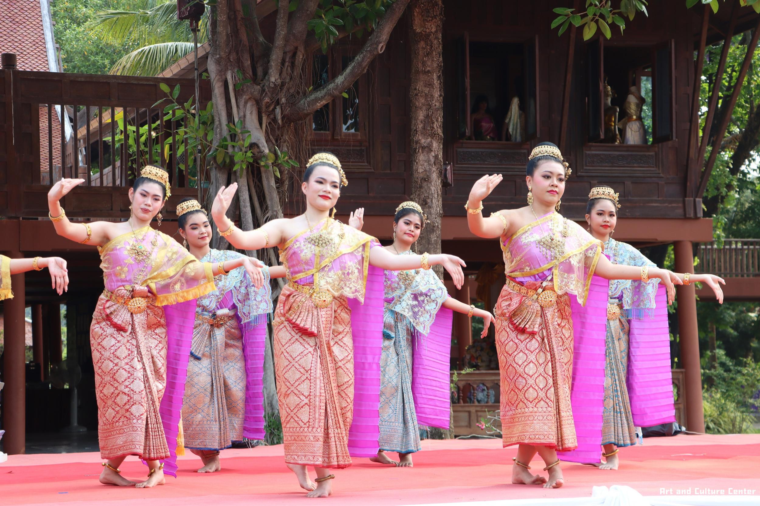 94. พิธีบำเพ็ญกุศลทำบุญใส่บาตร "วันอนุรักษ์มรดกไทย" เพื่อถวายเป็นพระราชกุศล และพิธีถวายพระพรชัยมงคล แด่สมเด็จพระกนิษฐาธิราชเจ้ากรมสมเด็จพระเทพรัตนราชสุดา ฯ สยามบรมราชกุมารี