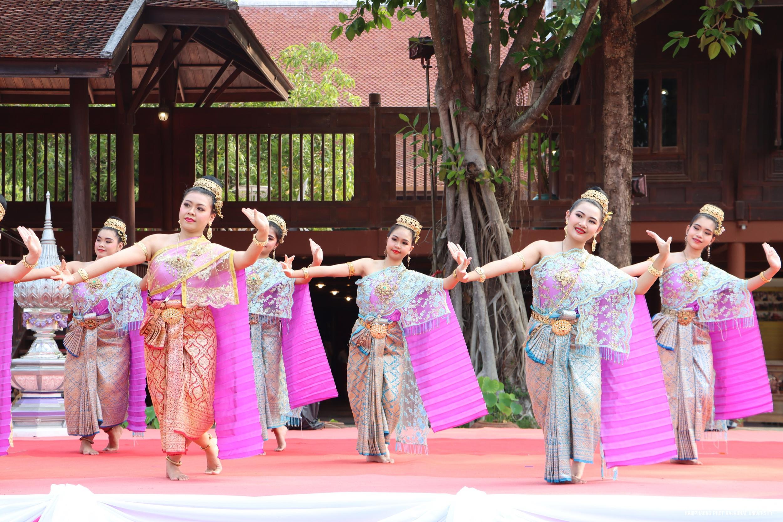 96. พิธีบำเพ็ญกุศลทำบุญใส่บาตร "วันอนุรักษ์มรดกไทย" เพื่อถวายเป็นพระราชกุศล และพิธีถวายพระพรชัยมงคล แด่สมเด็จพระกนิษฐาธิราชเจ้ากรมสมเด็จพระเทพรัตนราชสุดา ฯ สยามบรมราชกุมารี