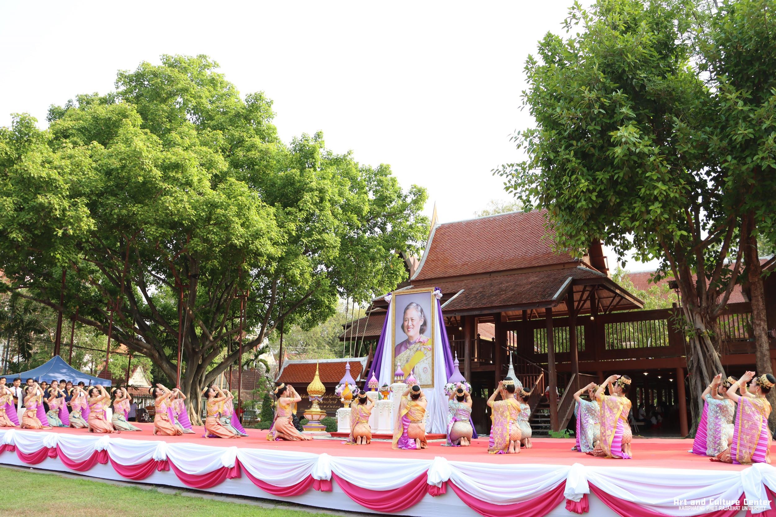 99. พิธีบำเพ็ญกุศลทำบุญใส่บาตร "วันอนุรักษ์มรดกไทย" เพื่อถวายเป็นพระราชกุศล และพิธีถวายพระพรชัยมงคล แด่สมเด็จพระกนิษฐาธิราชเจ้ากรมสมเด็จพระเทพรัตนราชสุดา ฯ สยามบรมราชกุมารี