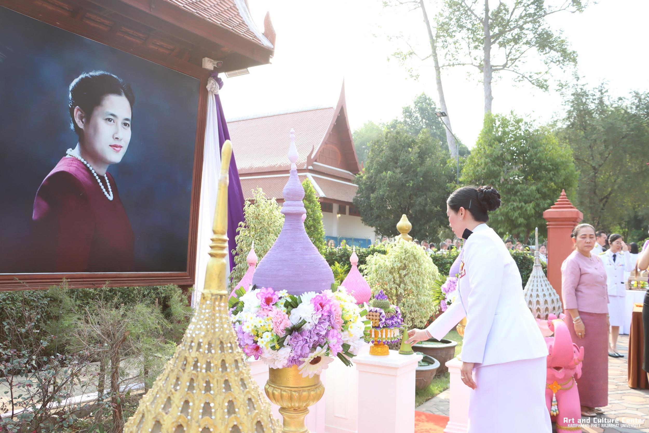 101. พิธีบำเพ็ญกุศลทำบุญใส่บาตร "วันอนุรักษ์มรดกไทย" เพื่อถวายเป็นพระราชกุศล และพิธีถวายพระพรชัยมงคล แด่สมเด็จพระกนิษฐาธิราชเจ้ากรมสมเด็จพระเทพรัตนราชสุดา ฯ สยามบรมราชกุมารี