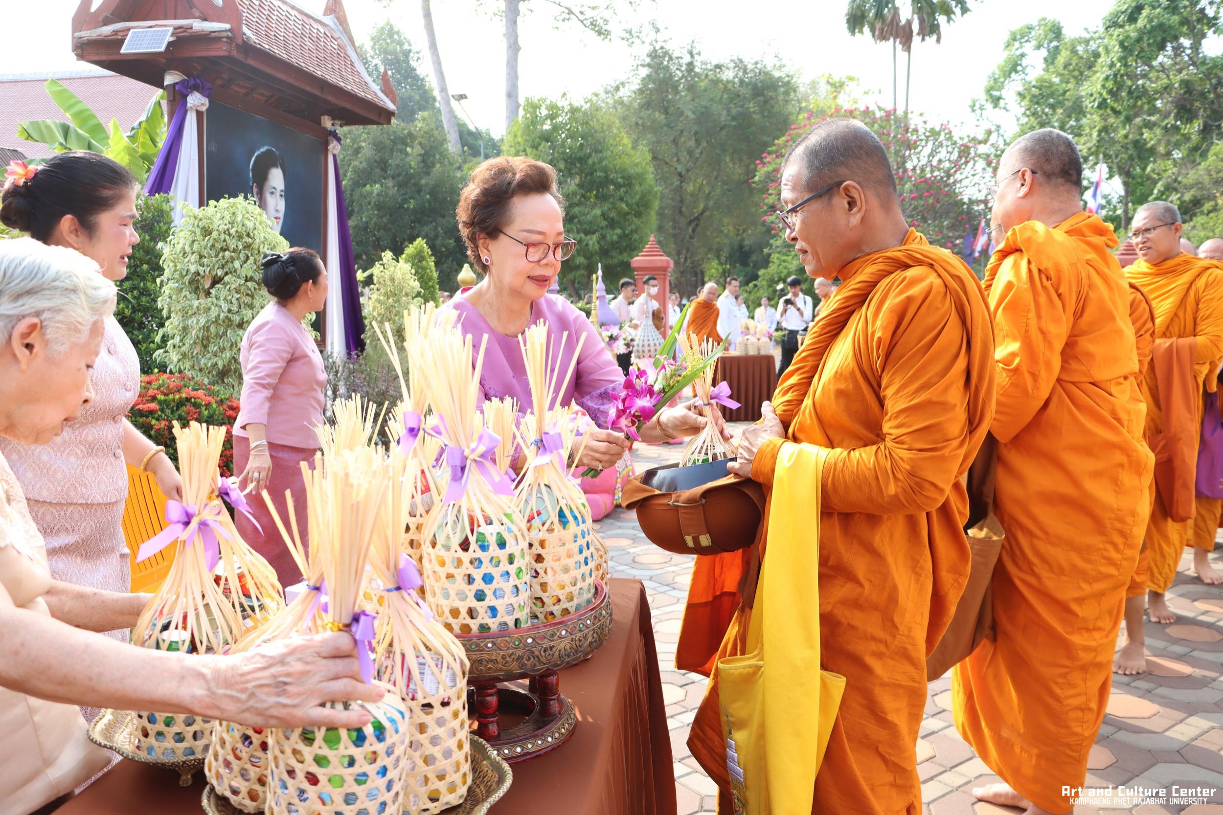 103. พิธีบำเพ็ญกุศลทำบุญใส่บาตร "วันอนุรักษ์มรดกไทย" เพื่อถวายเป็นพระราชกุศล และพิธีถวายพระพรชัยมงคล แด่สมเด็จพระกนิษฐาธิราชเจ้ากรมสมเด็จพระเทพรัตนราชสุดา ฯ สยามบรมราชกุมารี