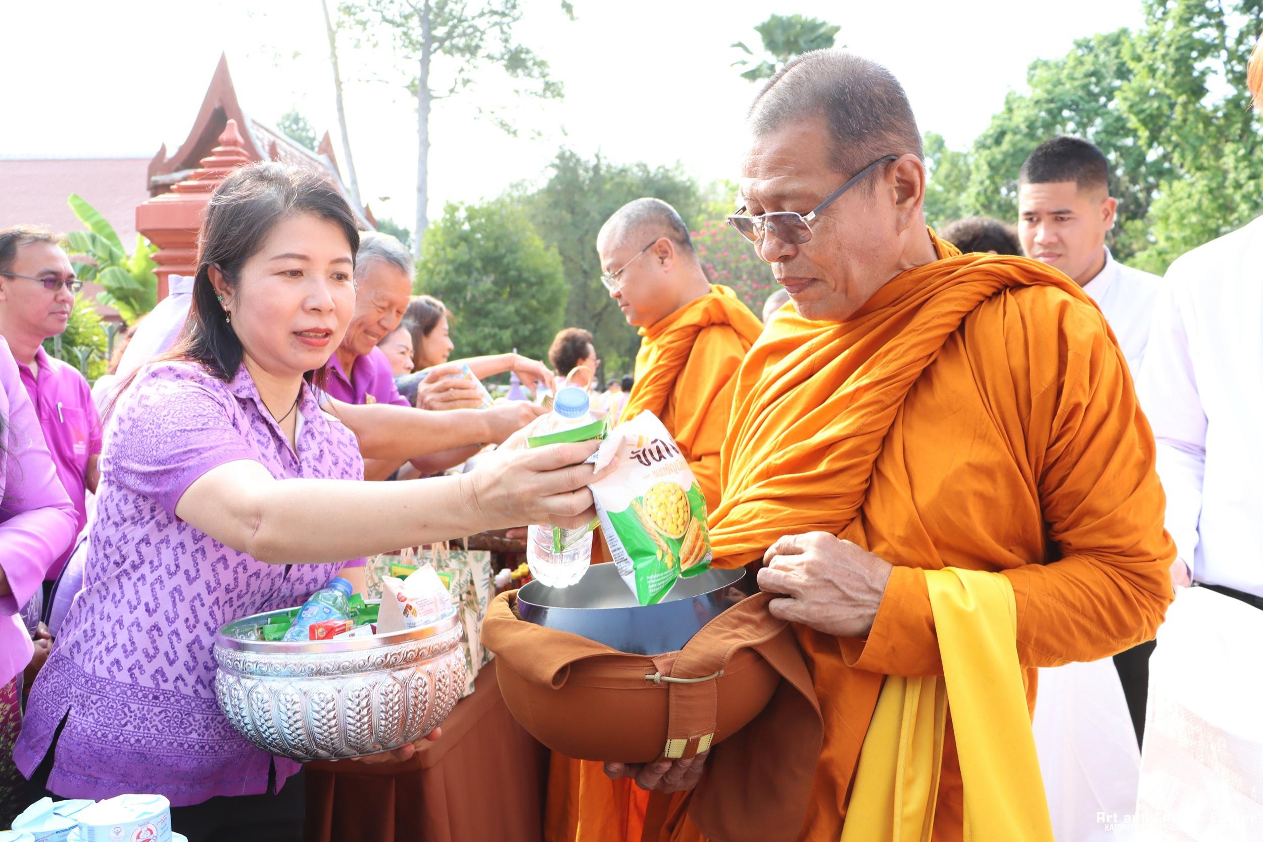 107. พิธีบำเพ็ญกุศลทำบุญใส่บาตร "วันอนุรักษ์มรดกไทย" เพื่อถวายเป็นพระราชกุศล และพิธีถวายพระพรชัยมงคล แด่สมเด็จพระกนิษฐาธิราชเจ้ากรมสมเด็จพระเทพรัตนราชสุดา ฯ สยามบรมราชกุมารี