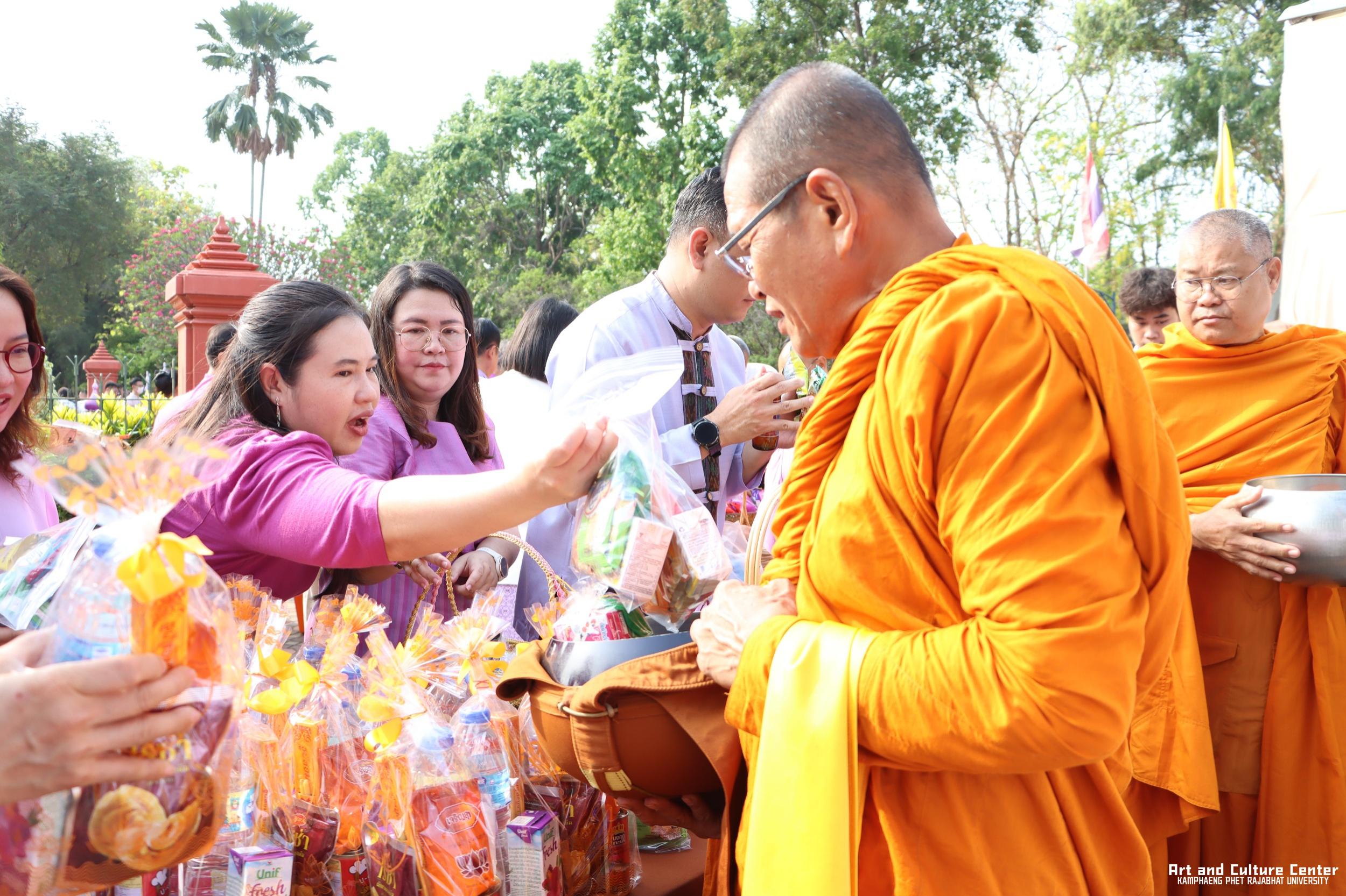 114. พิธีบำเพ็ญกุศลทำบุญใส่บาตร "วันอนุรักษ์มรดกไทย" เพื่อถวายเป็นพระราชกุศล และพิธีถวายพระพรชัยมงคล แด่สมเด็จพระกนิษฐาธิราชเจ้ากรมสมเด็จพระเทพรัตนราชสุดา ฯ สยามบรมราชกุมารี