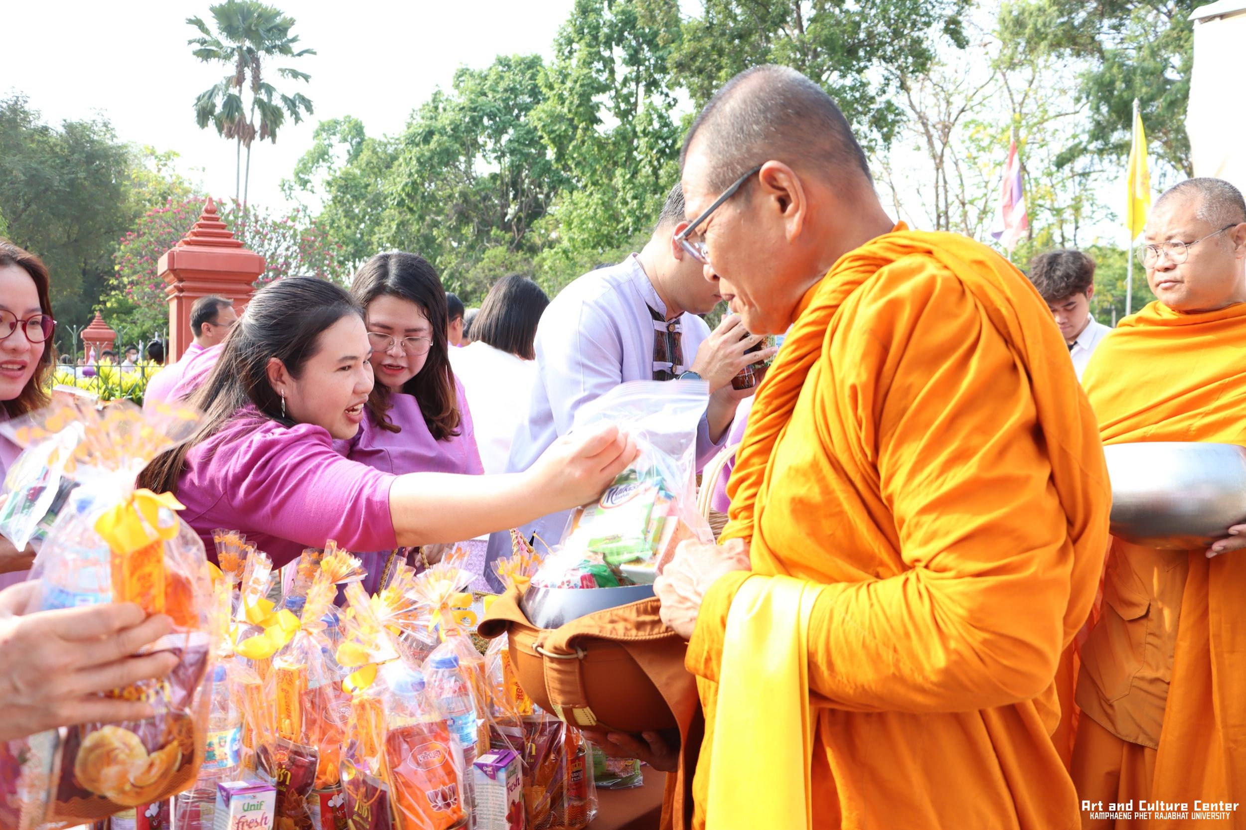 115. พิธีบำเพ็ญกุศลทำบุญใส่บาตร "วันอนุรักษ์มรดกไทย" เพื่อถวายเป็นพระราชกุศล และพิธีถวายพระพรชัยมงคล แด่สมเด็จพระกนิษฐาธิราชเจ้ากรมสมเด็จพระเทพรัตนราชสุดา ฯ สยามบรมราชกุมารี