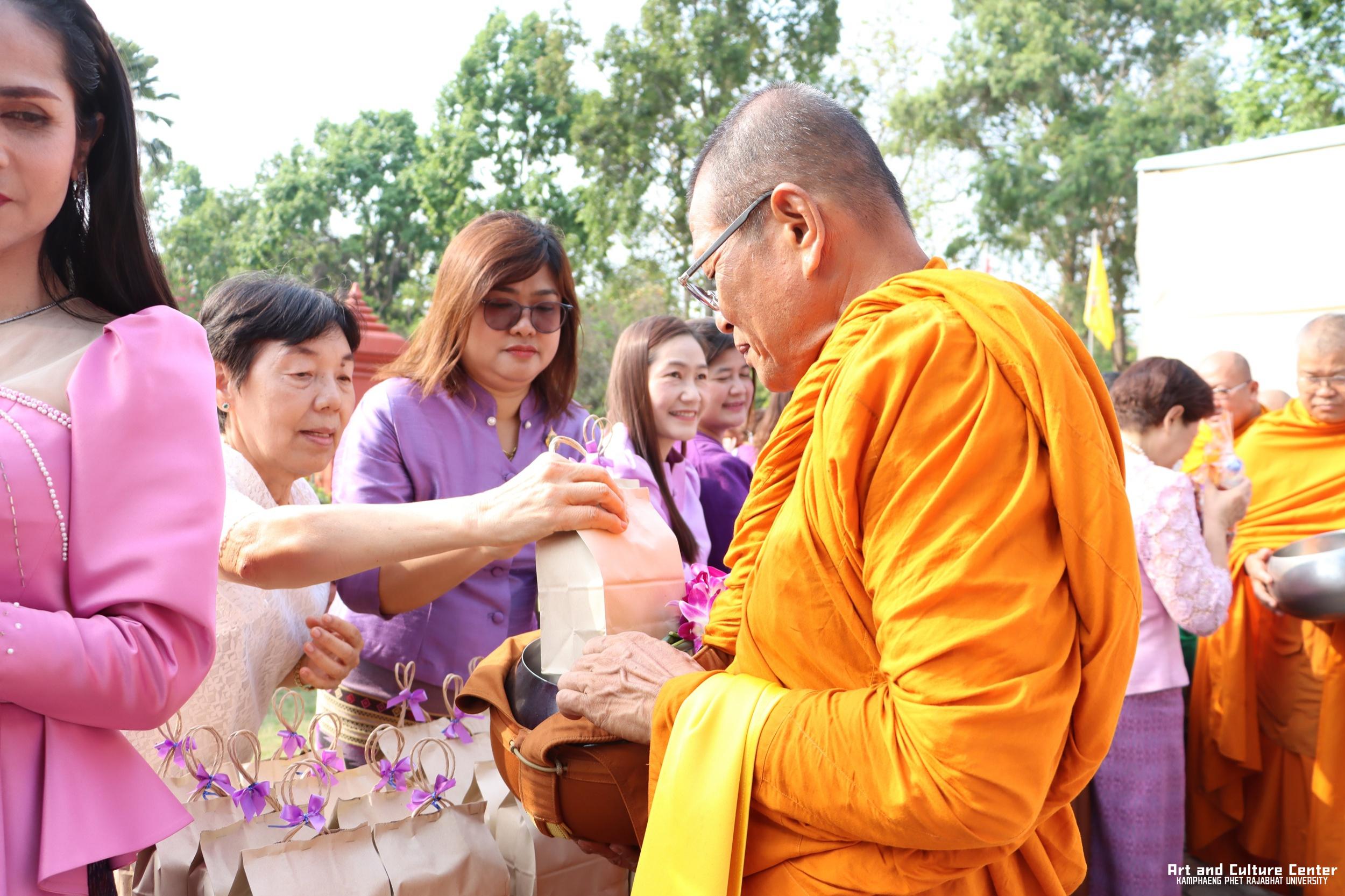 118. พิธีบำเพ็ญกุศลทำบุญใส่บาตร "วันอนุรักษ์มรดกไทย" เพื่อถวายเป็นพระราชกุศล และพิธีถวายพระพรชัยมงคล แด่สมเด็จพระกนิษฐาธิราชเจ้ากรมสมเด็จพระเทพรัตนราชสุดา ฯ สยามบรมราชกุมารี