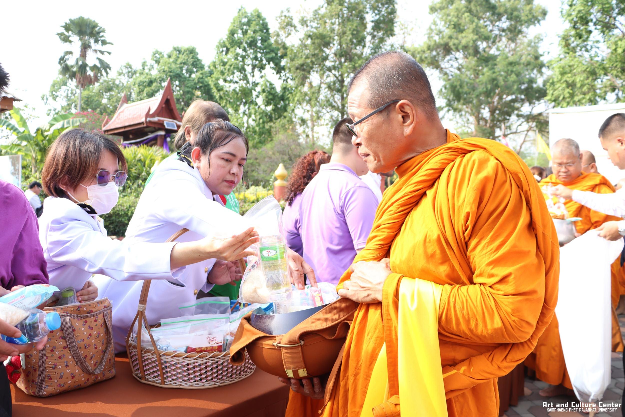130. พิธีบำเพ็ญกุศลทำบุญใส่บาตร "วันอนุรักษ์มรดกไทย" เพื่อถวายเป็นพระราชกุศล และพิธีถวายพระพรชัยมงคล แด่สมเด็จพระกนิษฐาธิราชเจ้ากรมสมเด็จพระเทพรัตนราชสุดา ฯ สยามบรมราชกุมารี