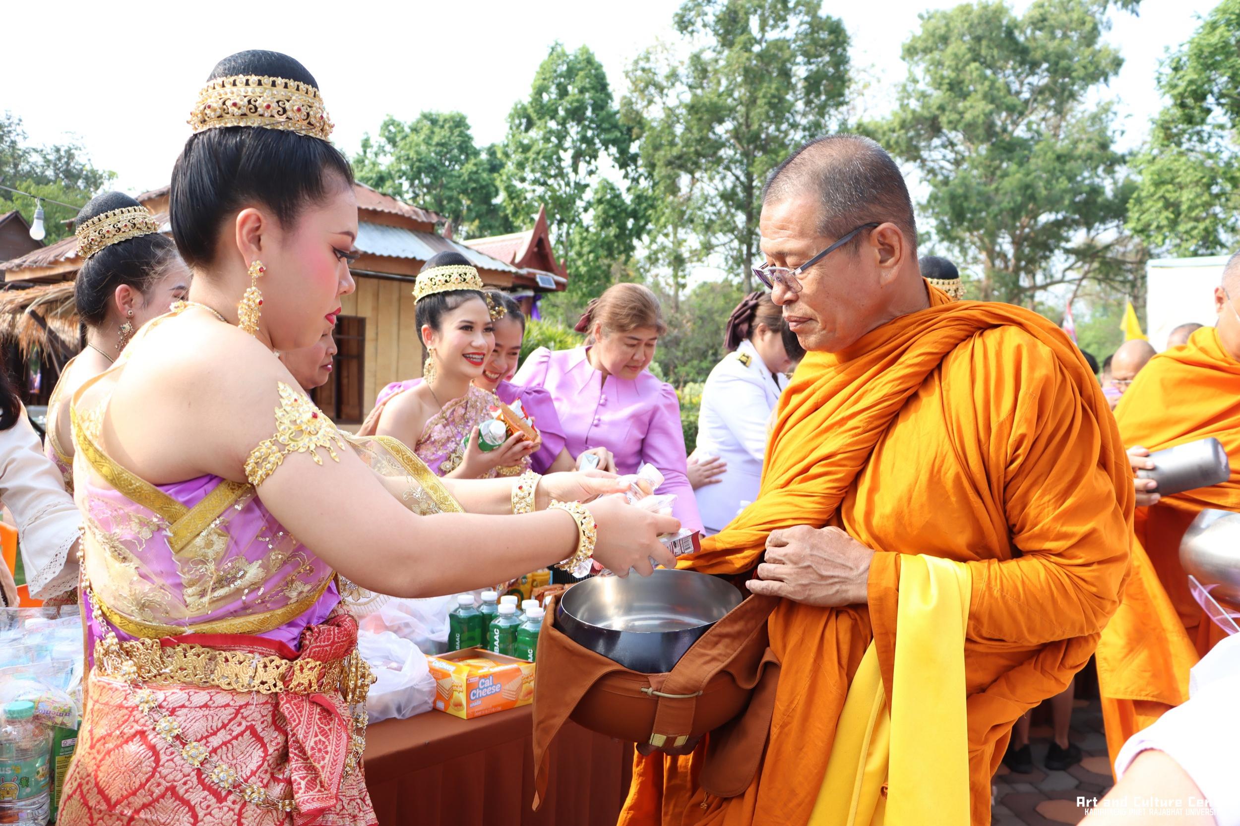 136. พิธีบำเพ็ญกุศลทำบุญใส่บาตร "วันอนุรักษ์มรดกไทย" เพื่อถวายเป็นพระราชกุศล และพิธีถวายพระพรชัยมงคล แด่สมเด็จพระกนิษฐาธิราชเจ้ากรมสมเด็จพระเทพรัตนราชสุดา ฯ สยามบรมราชกุมารี