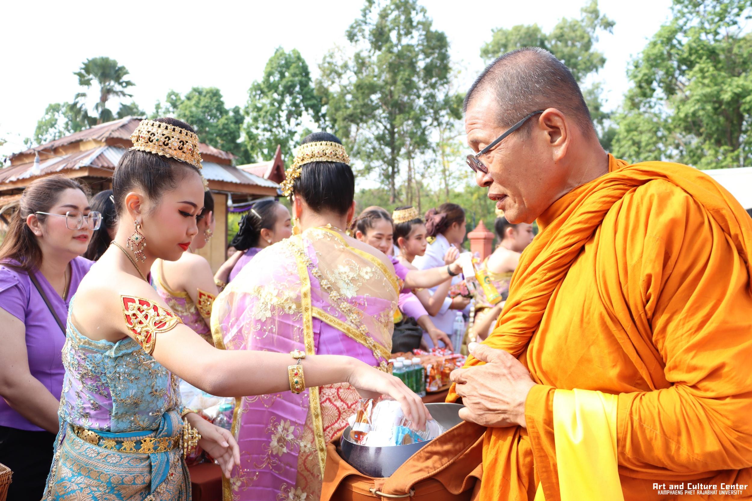 137. พิธีบำเพ็ญกุศลทำบุญใส่บาตร "วันอนุรักษ์มรดกไทย" เพื่อถวายเป็นพระราชกุศล และพิธีถวายพระพรชัยมงคล แด่สมเด็จพระกนิษฐาธิราชเจ้ากรมสมเด็จพระเทพรัตนราชสุดา ฯ สยามบรมราชกุมารี