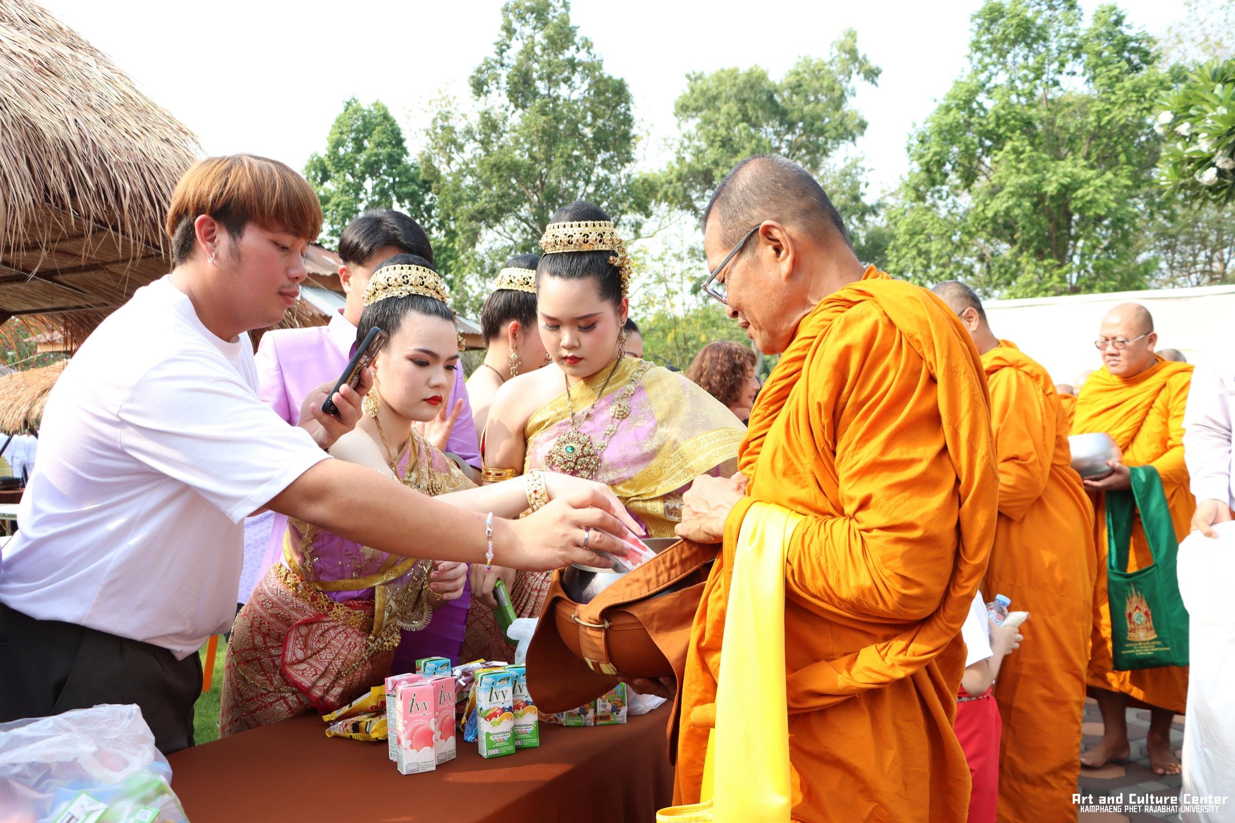 143. พิธีบำเพ็ญกุศลทำบุญใส่บาตร "วันอนุรักษ์มรดกไทย" เพื่อถวายเป็นพระราชกุศล และพิธีถวายพระพรชัยมงคล แด่สมเด็จพระกนิษฐาธิราชเจ้ากรมสมเด็จพระเทพรัตนราชสุดา ฯ สยามบรมราชกุมารี