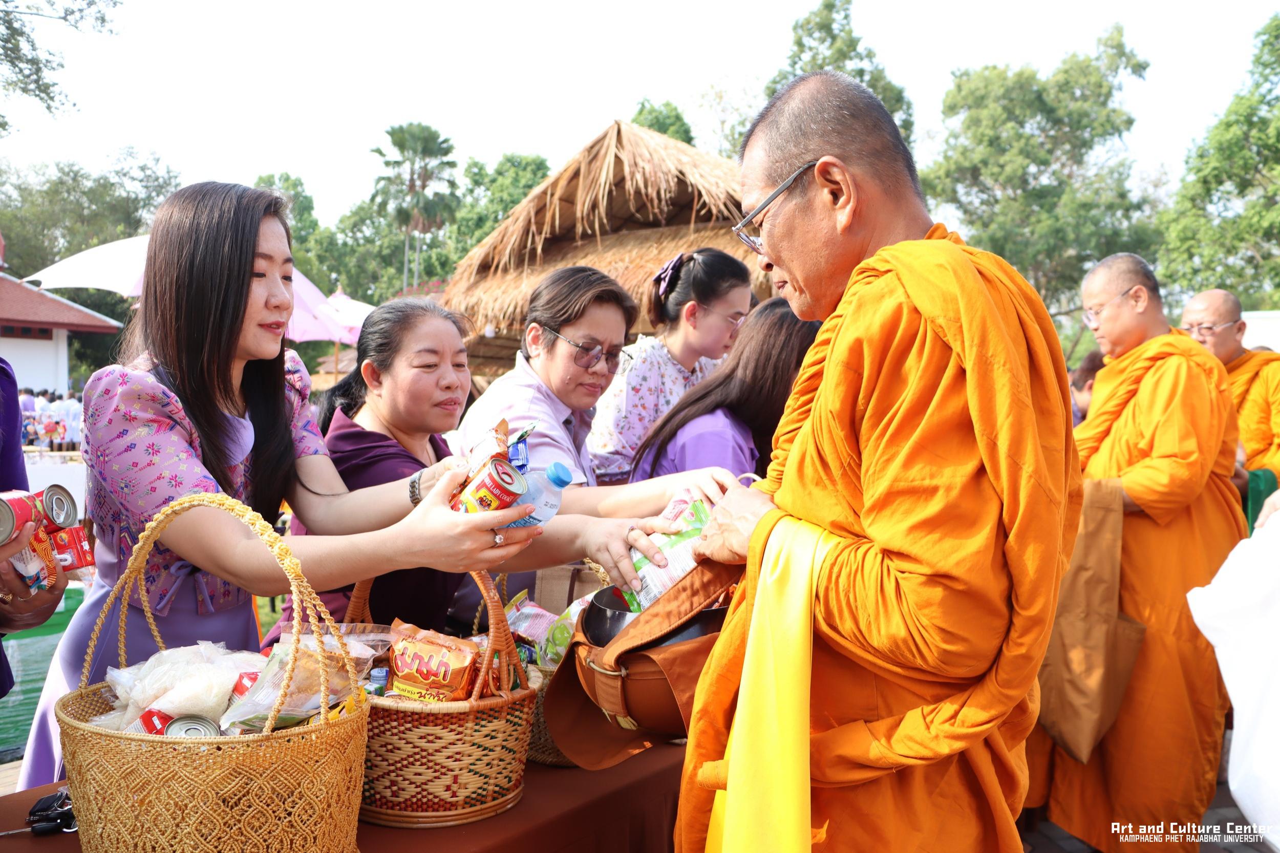 156. พิธีบำเพ็ญกุศลทำบุญใส่บาตร "วันอนุรักษ์มรดกไทย" เพื่อถวายเป็นพระราชกุศล และพิธีถวายพระพรชัยมงคล แด่สมเด็จพระกนิษฐาธิราชเจ้ากรมสมเด็จพระเทพรัตนราชสุดา ฯ สยามบรมราชกุมารี