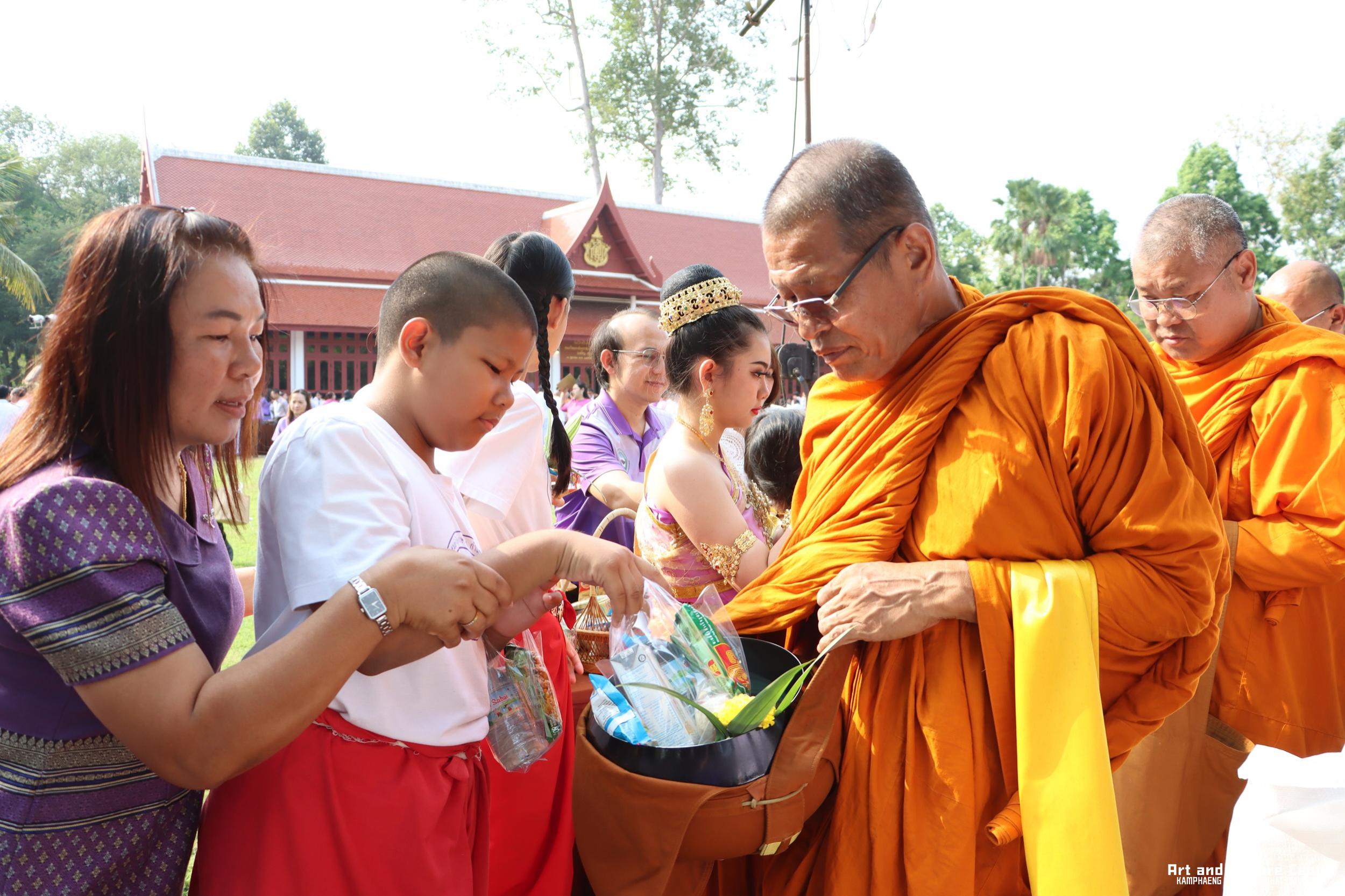 186. พิธีบำเพ็ญกุศลทำบุญใส่บาตร "วันอนุรักษ์มรดกไทย" เพื่อถวายเป็นพระราชกุศล และพิธีถวายพระพรชัยมงคล แด่สมเด็จพระกนิษฐาธิราชเจ้ากรมสมเด็จพระเทพรัตนราชสุดา ฯ สยามบรมราชกุมารี