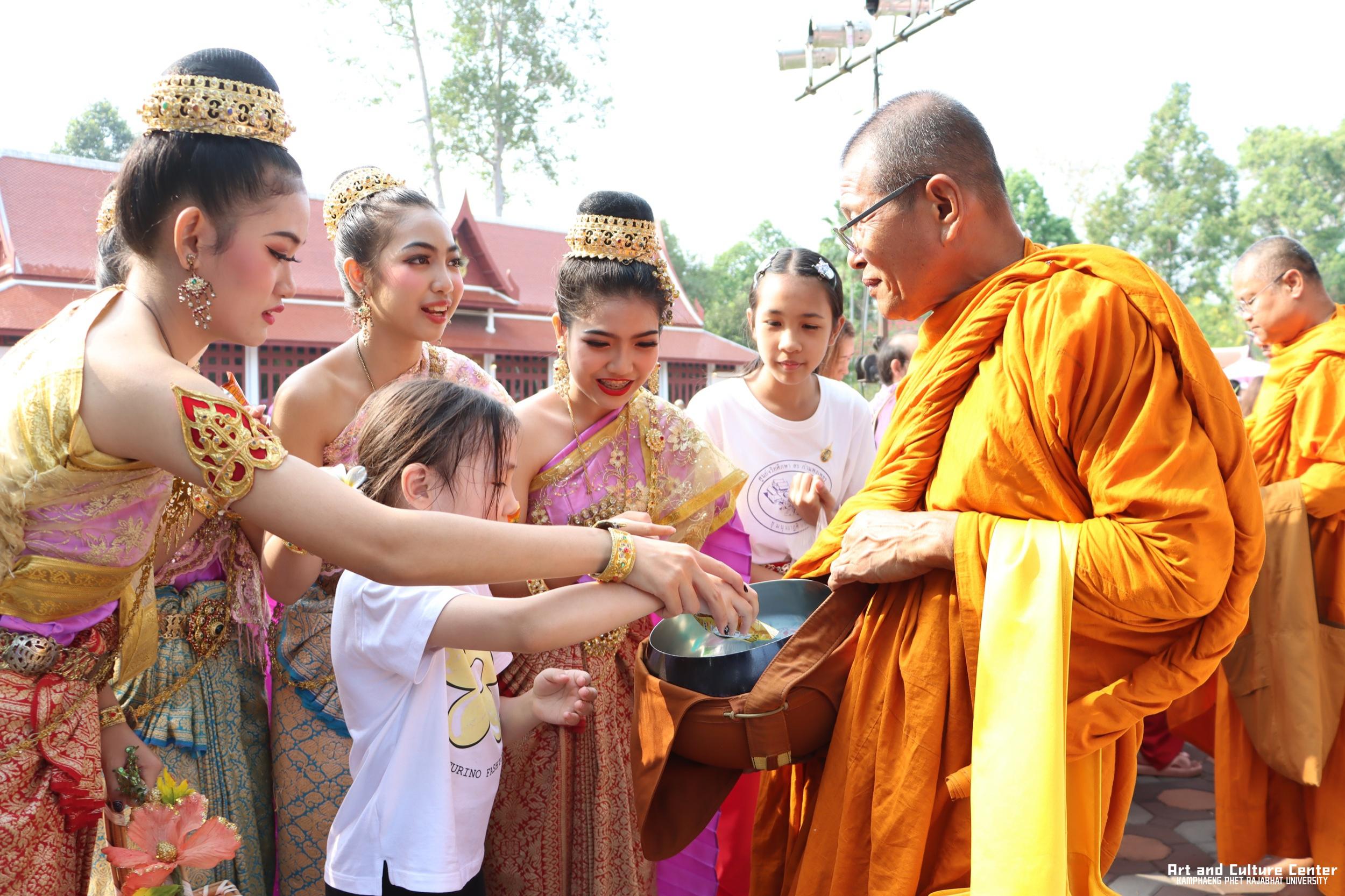 188. พิธีบำเพ็ญกุศลทำบุญใส่บาตร "วันอนุรักษ์มรดกไทย" เพื่อถวายเป็นพระราชกุศล และพิธีถวายพระพรชัยมงคล แด่สมเด็จพระกนิษฐาธิราชเจ้ากรมสมเด็จพระเทพรัตนราชสุดา ฯ สยามบรมราชกุมารี