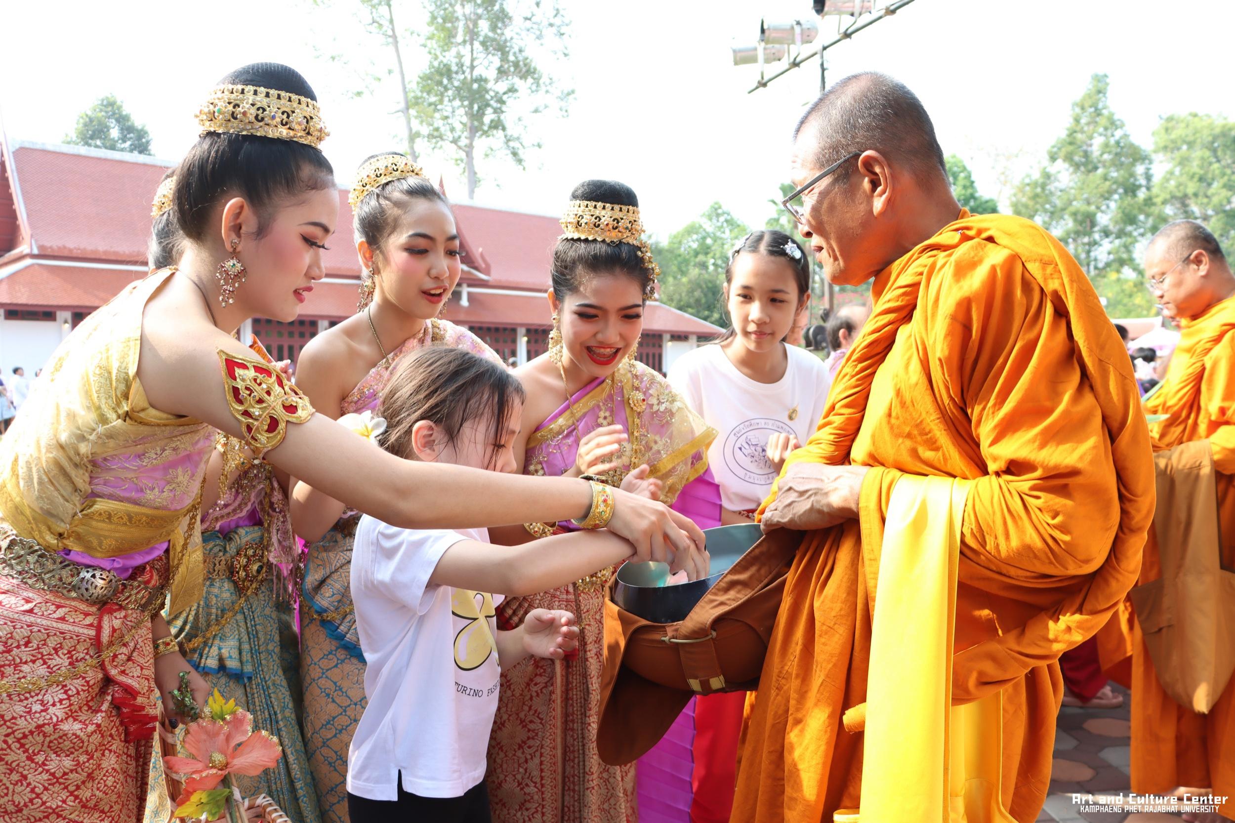 189. พิธีบำเพ็ญกุศลทำบุญใส่บาตร "วันอนุรักษ์มรดกไทย" เพื่อถวายเป็นพระราชกุศล และพิธีถวายพระพรชัยมงคล แด่สมเด็จพระกนิษฐาธิราชเจ้ากรมสมเด็จพระเทพรัตนราชสุดา ฯ สยามบรมราชกุมารี