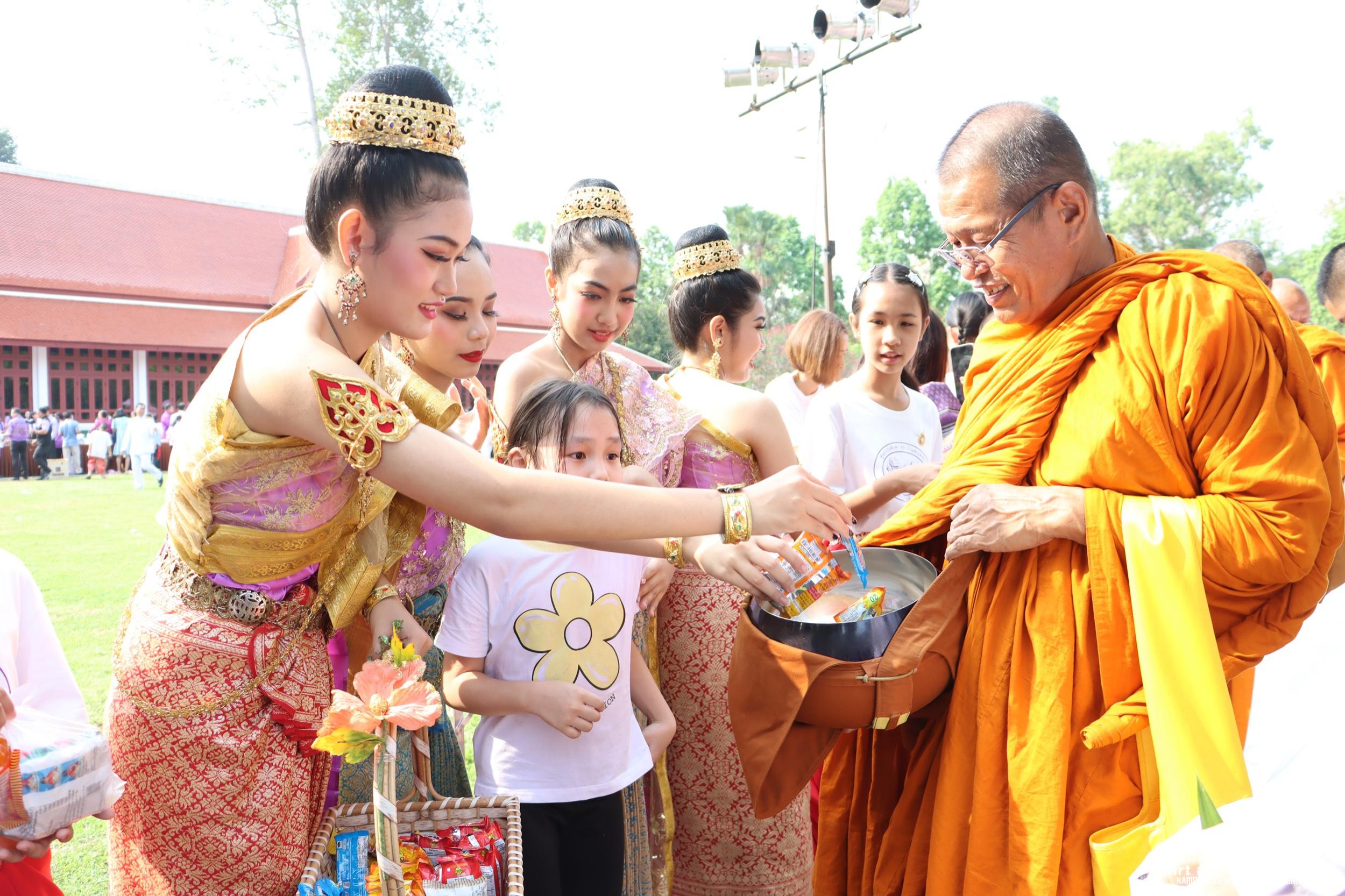190. พิธีบำเพ็ญกุศลทำบุญใส่บาตร "วันอนุรักษ์มรดกไทย" เพื่อถวายเป็นพระราชกุศล และพิธีถวายพระพรชัยมงคล แด่สมเด็จพระกนิษฐาธิราชเจ้ากรมสมเด็จพระเทพรัตนราชสุดา ฯ สยามบรมราชกุมารี